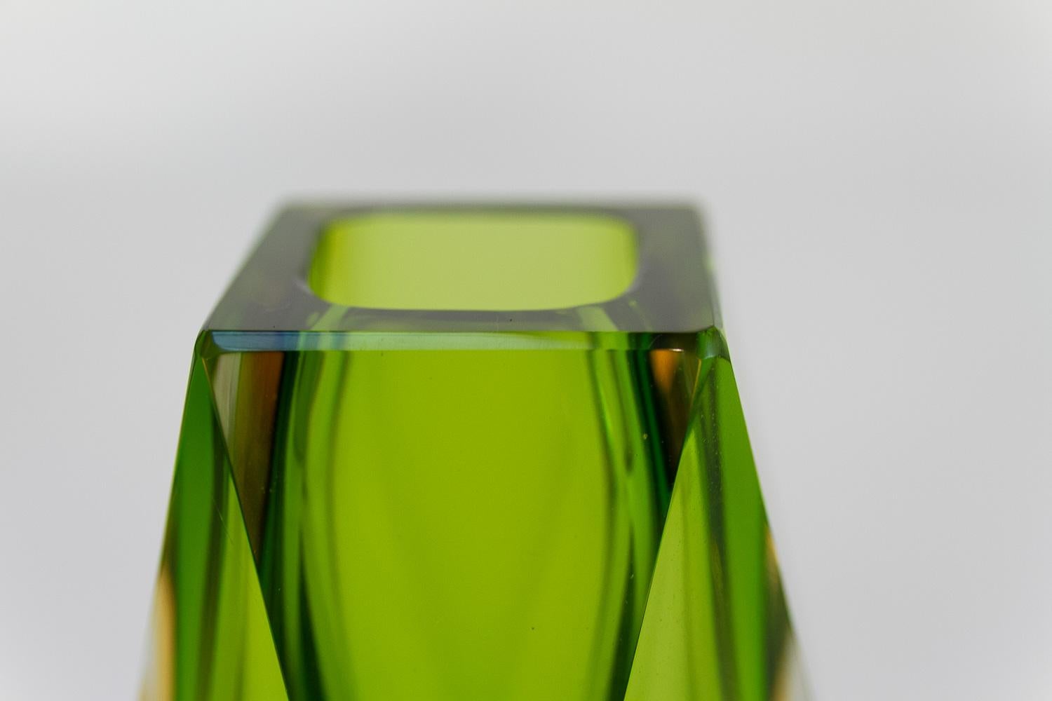 Italienische Murano Glass Sommerso Vasen mit dicken Facetten, 1970er Jahre. Satz von 2. im Angebot 8