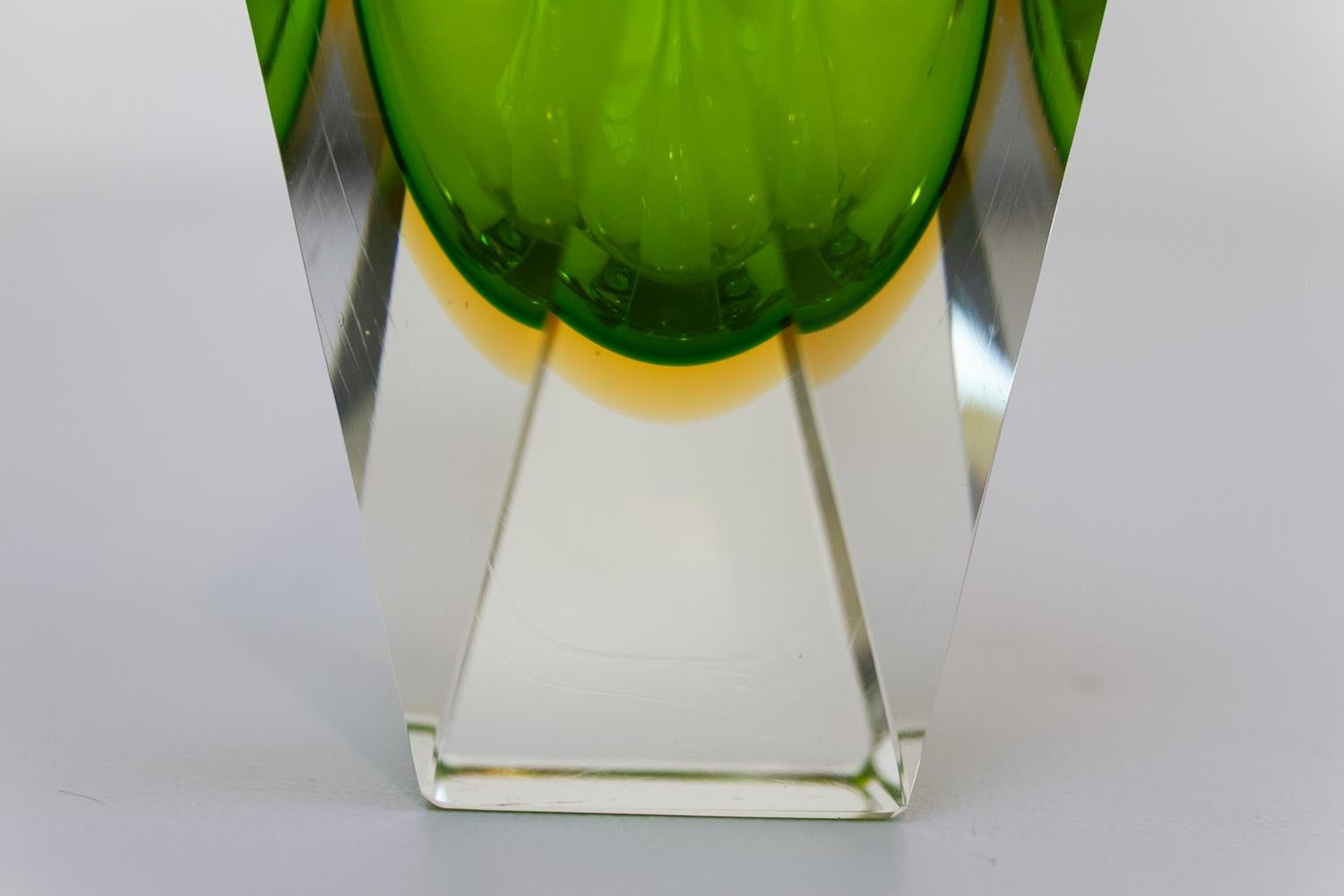 Italienische Murano Glass Sommerso Vasen mit dicken Facetten, 1970er Jahre. Satz von 2. im Angebot 9