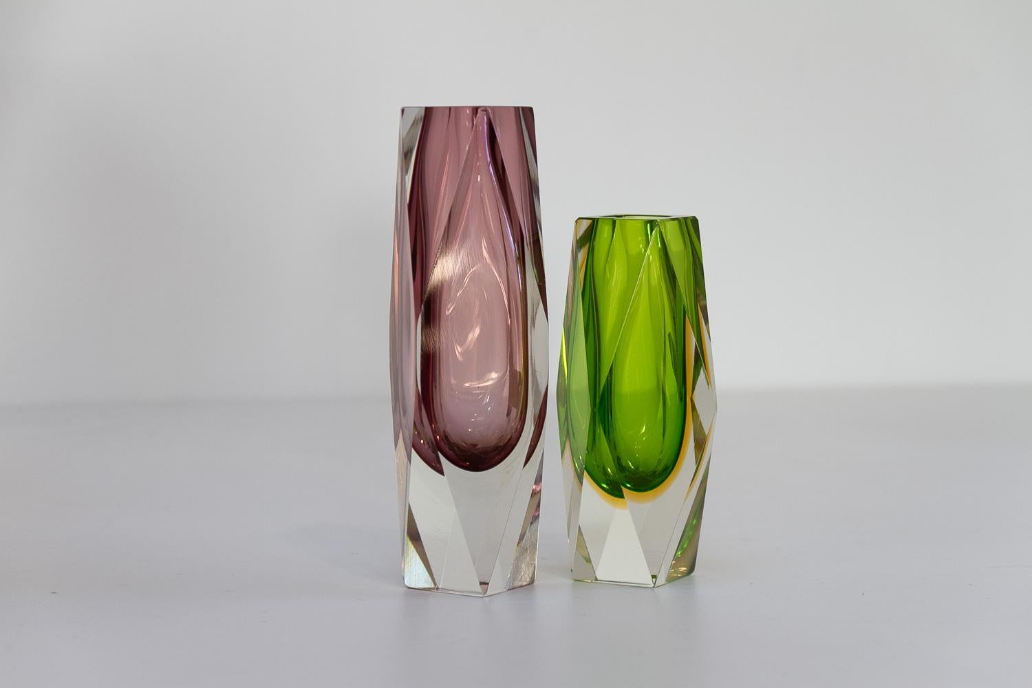 Italienische Murano Glass Sommerso Vasen mit dicken Facetten, 1970er Jahre. Satz von 2.

Paar Vasen aus Murano-Glas, zugeschrieben Flavia Poli für Alessandro Mandruzzato Italien. 

Die grüne und gelbe Vase ist 16 cm hoch.
Die violette Vade ist 20,5