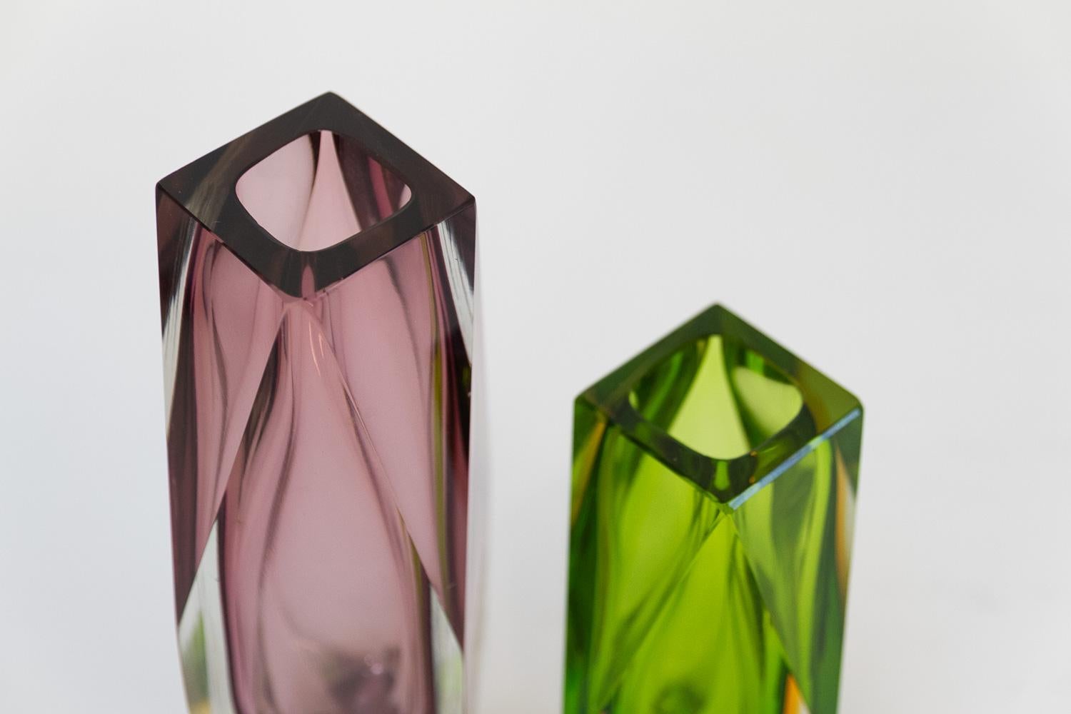 Italienische Murano Glass Sommerso Vasen mit dicken Facetten, 1970er Jahre. Satz von 2. (Moderne der Mitte des Jahrhunderts) im Angebot
