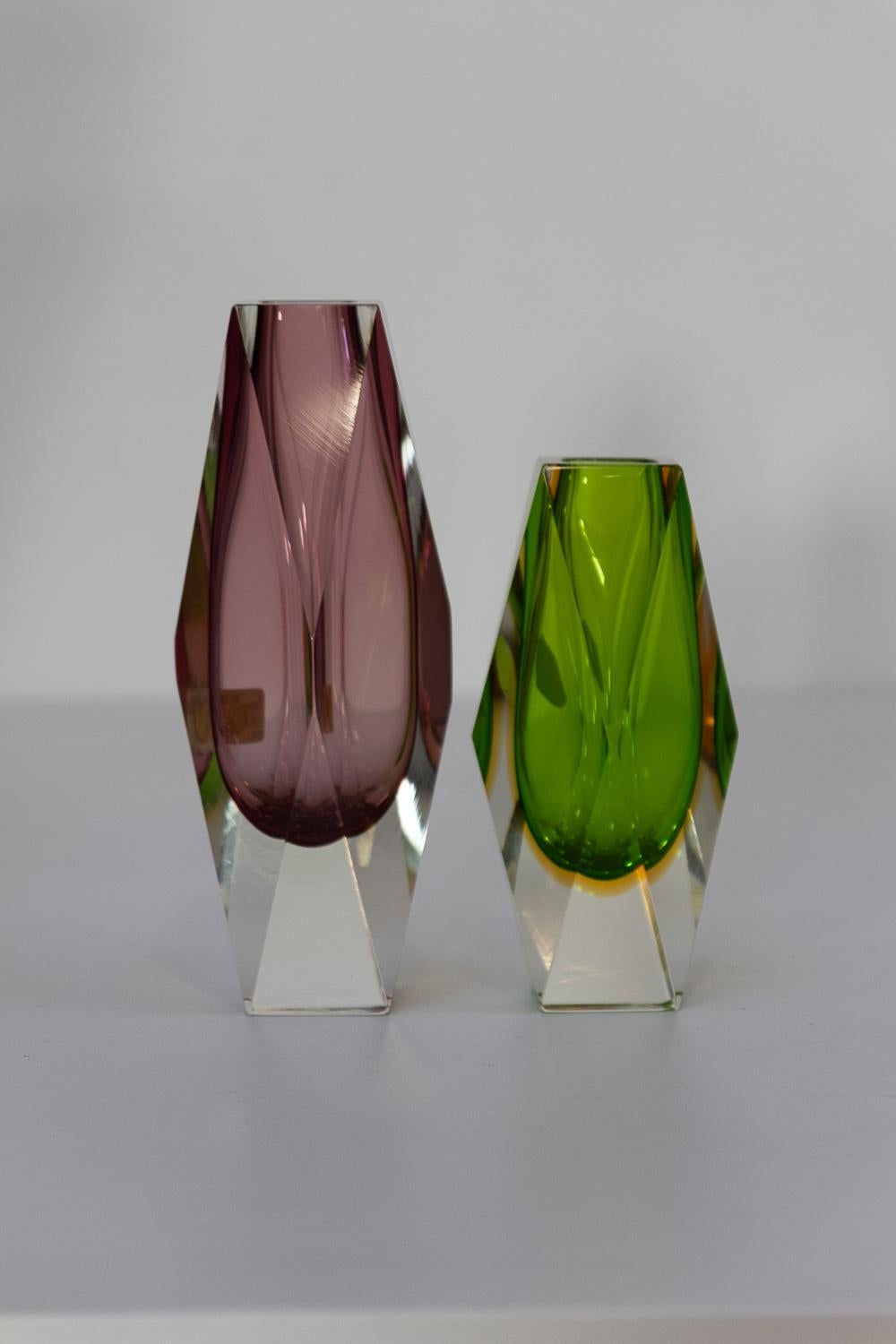 Italienische Murano Glass Sommerso Vasen mit dicken Facetten, 1970er Jahre. Satz von 2. im Angebot 1