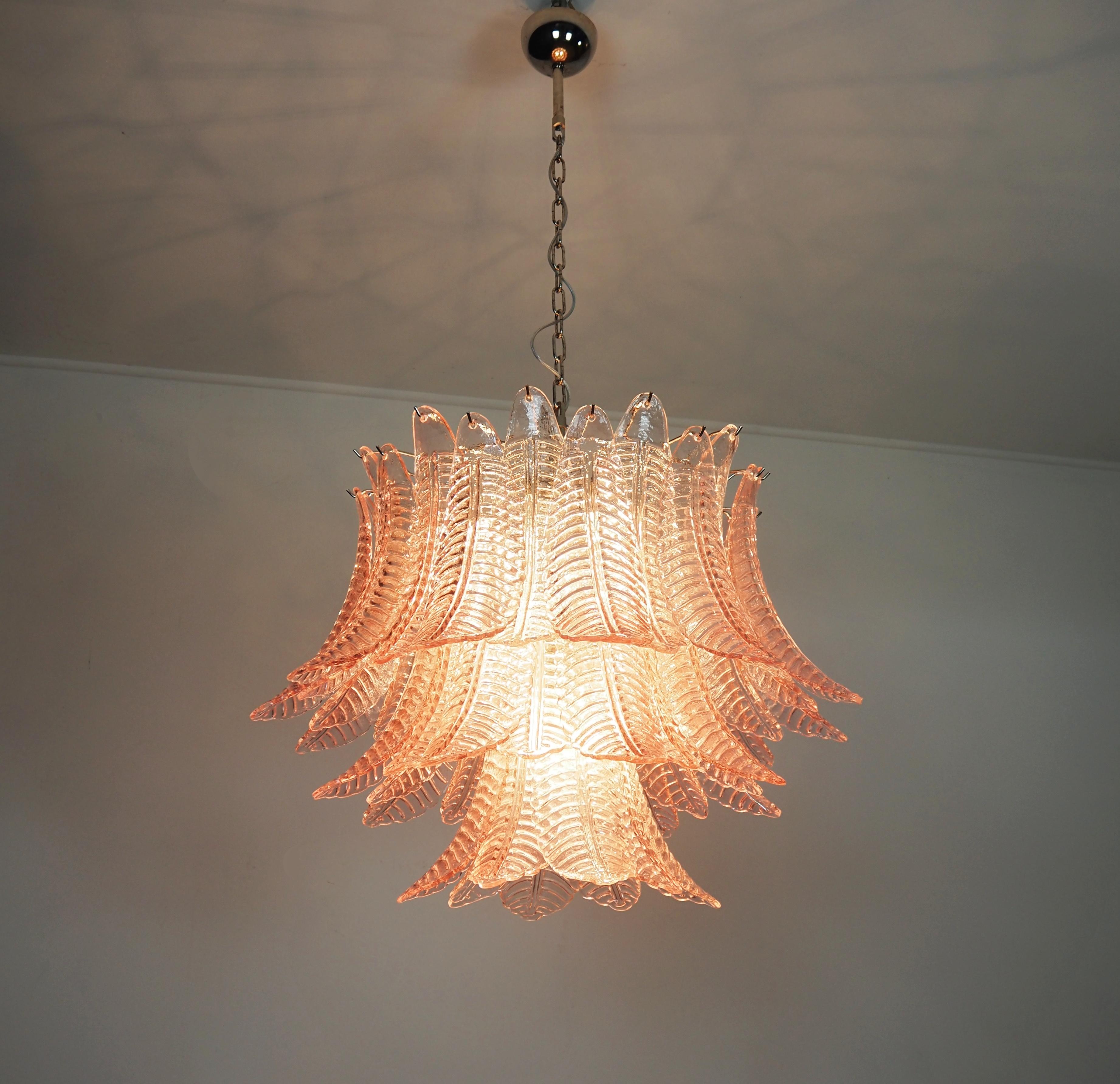 Lampadario italiano di Murano a tre livelli in vetro rosa Felci in vendita 2
