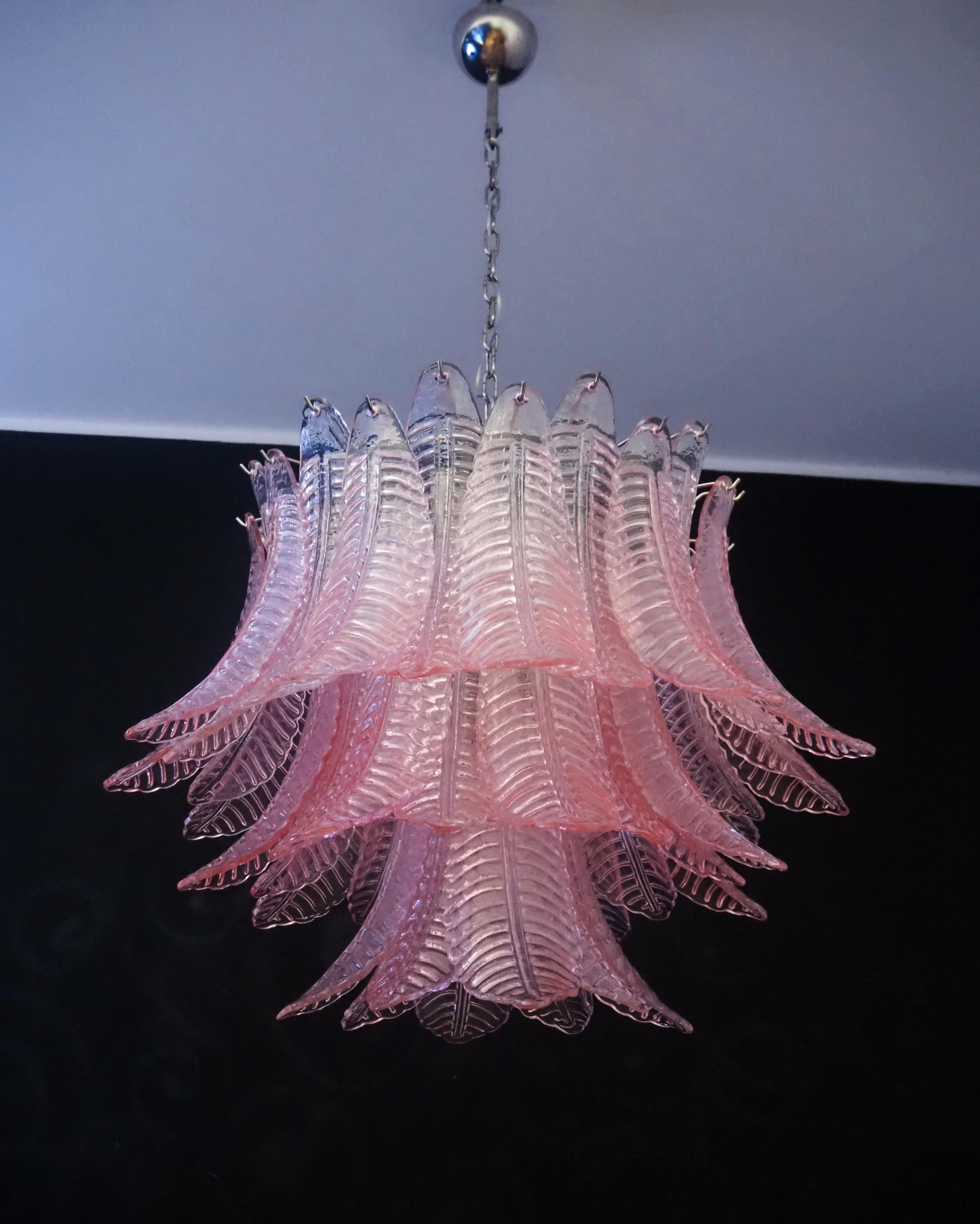 Lampadario italiano di Murano a tre livelli in vetro rosa Felci in vendita 8