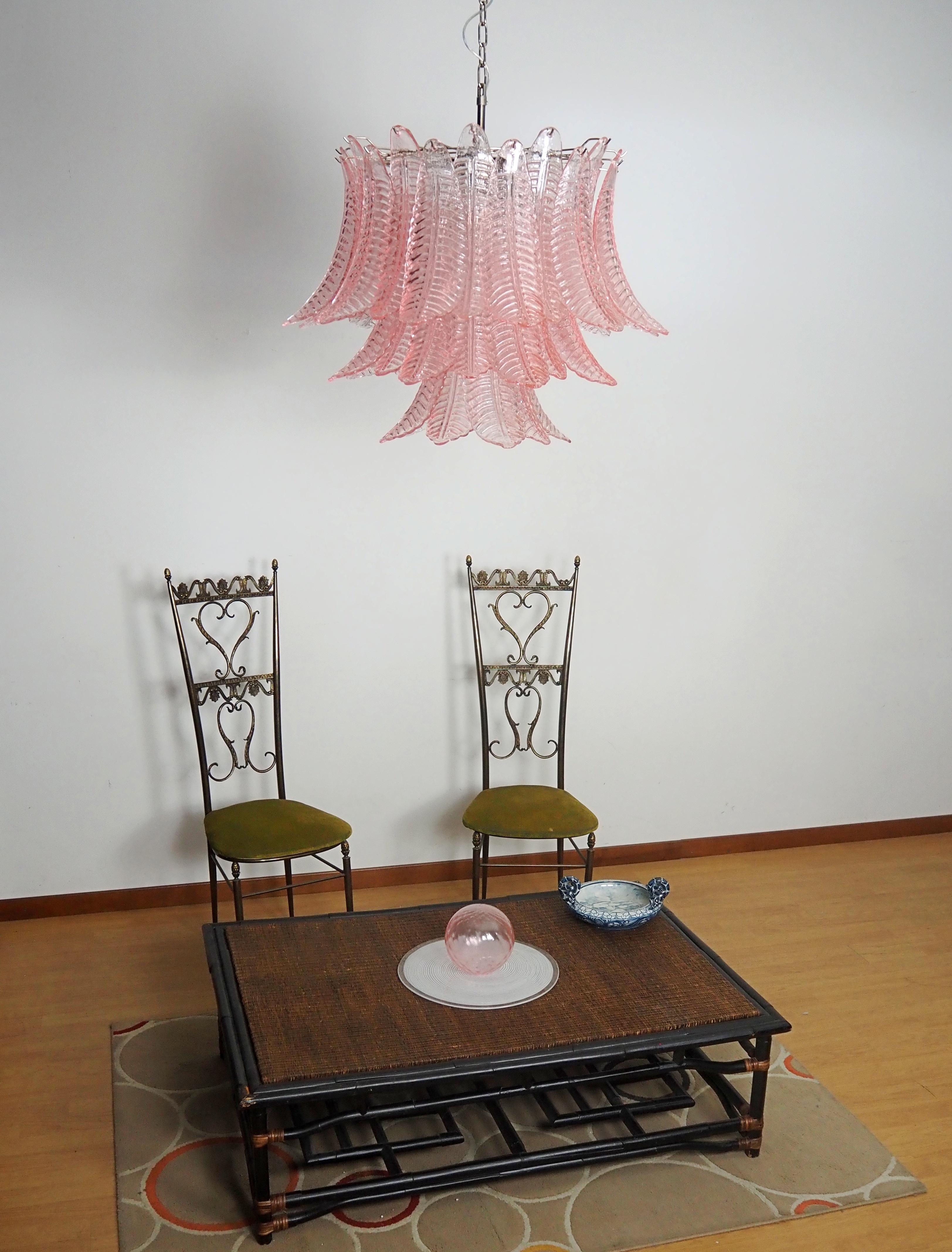 Bellissimo ed enorme lampadario italiano di Murano composto da 48 splendidi vetri rosa che conferiscono un aspetto molto elegante. I vetri di questo lampadario sono vere e proprie opere d'arte, il peso di questo lampadario è di 35 kg.
Periodo: fine