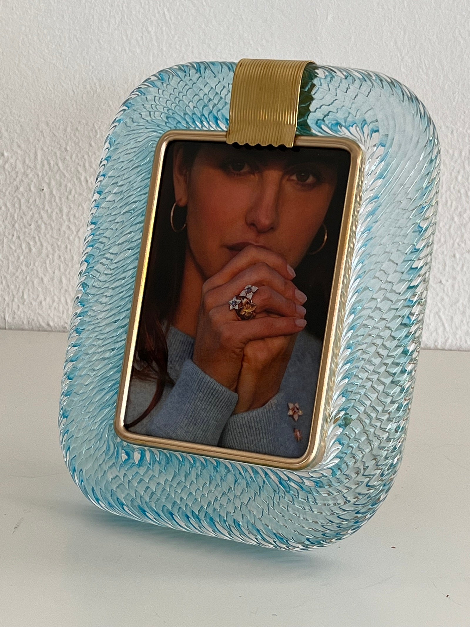 Portarretratos moderno italiano de cristal azul claro torcido de Murano y latón. 
Sirve para una foto de 5x7