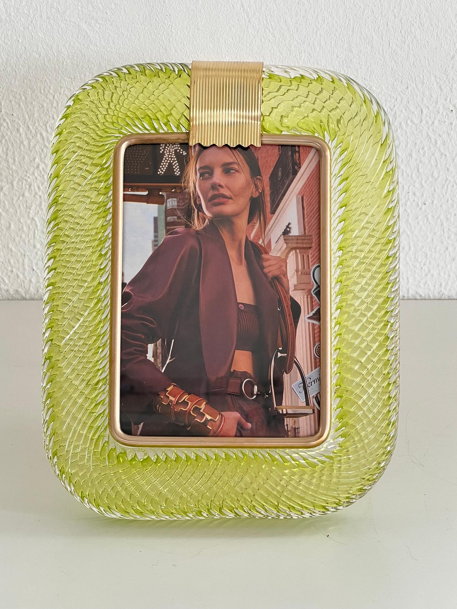 Italian Modern Murano twist glass and brass picture frame, in kiwi green color.
Suits for 5x7