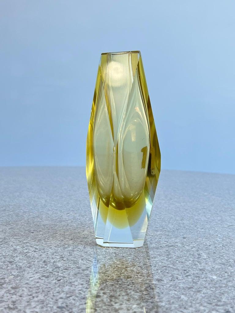 Vaso vintage in vetro sfaccettato di Murano a forma geometrica di colore rosso e blu intenso 