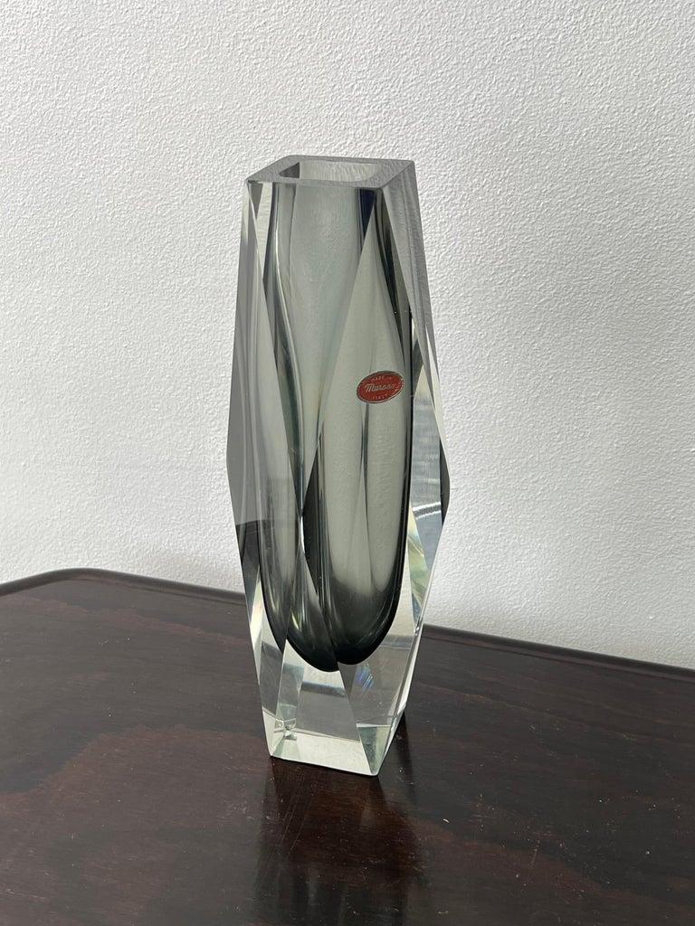 Magnifique vase italien de Murano, épais verre soufflé fumé 1970.



 