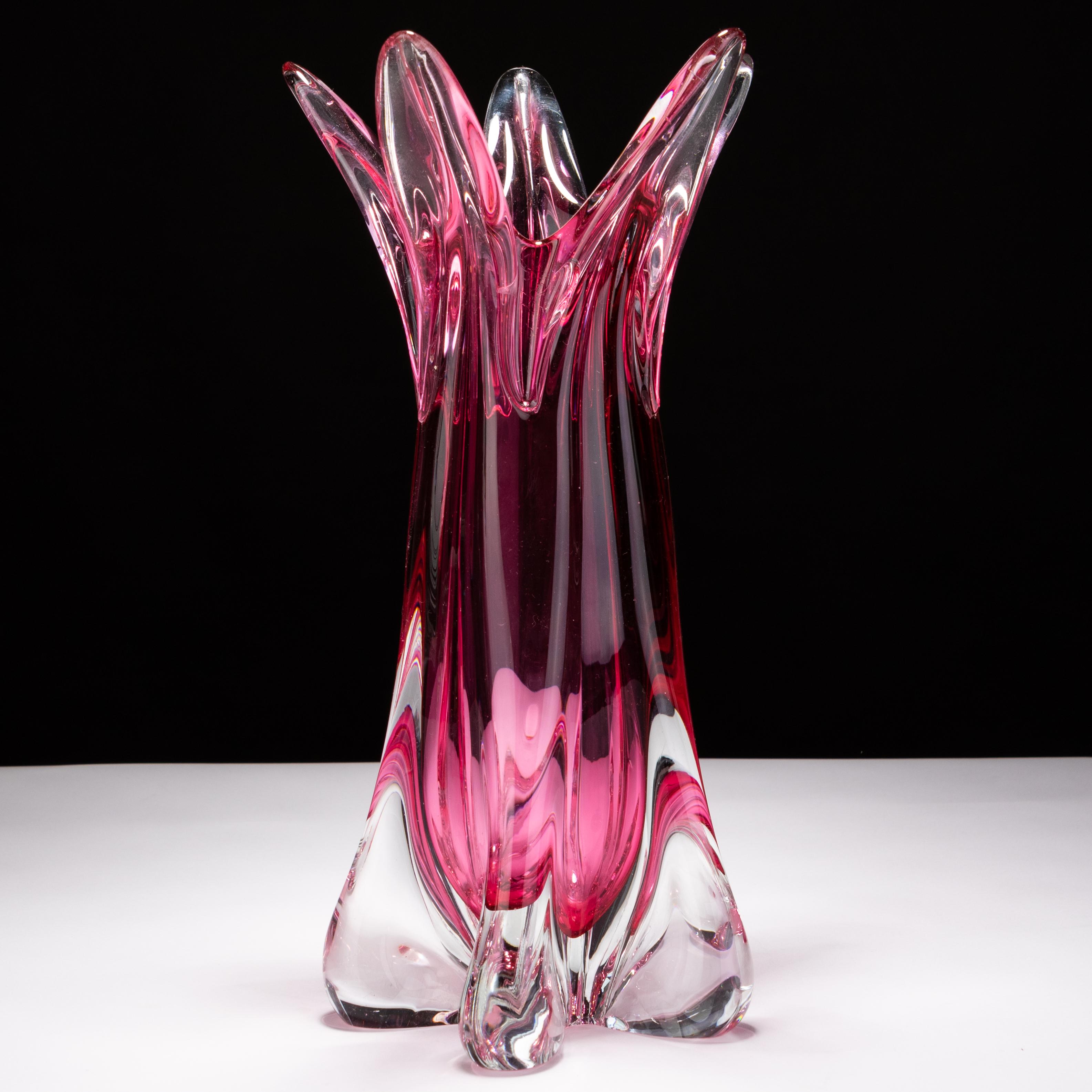 Vase design en verre de Murano vénitien du milieu du siècle à la canneberge
Très bon état.
D'une collection privée
Expédition internationale gratuite