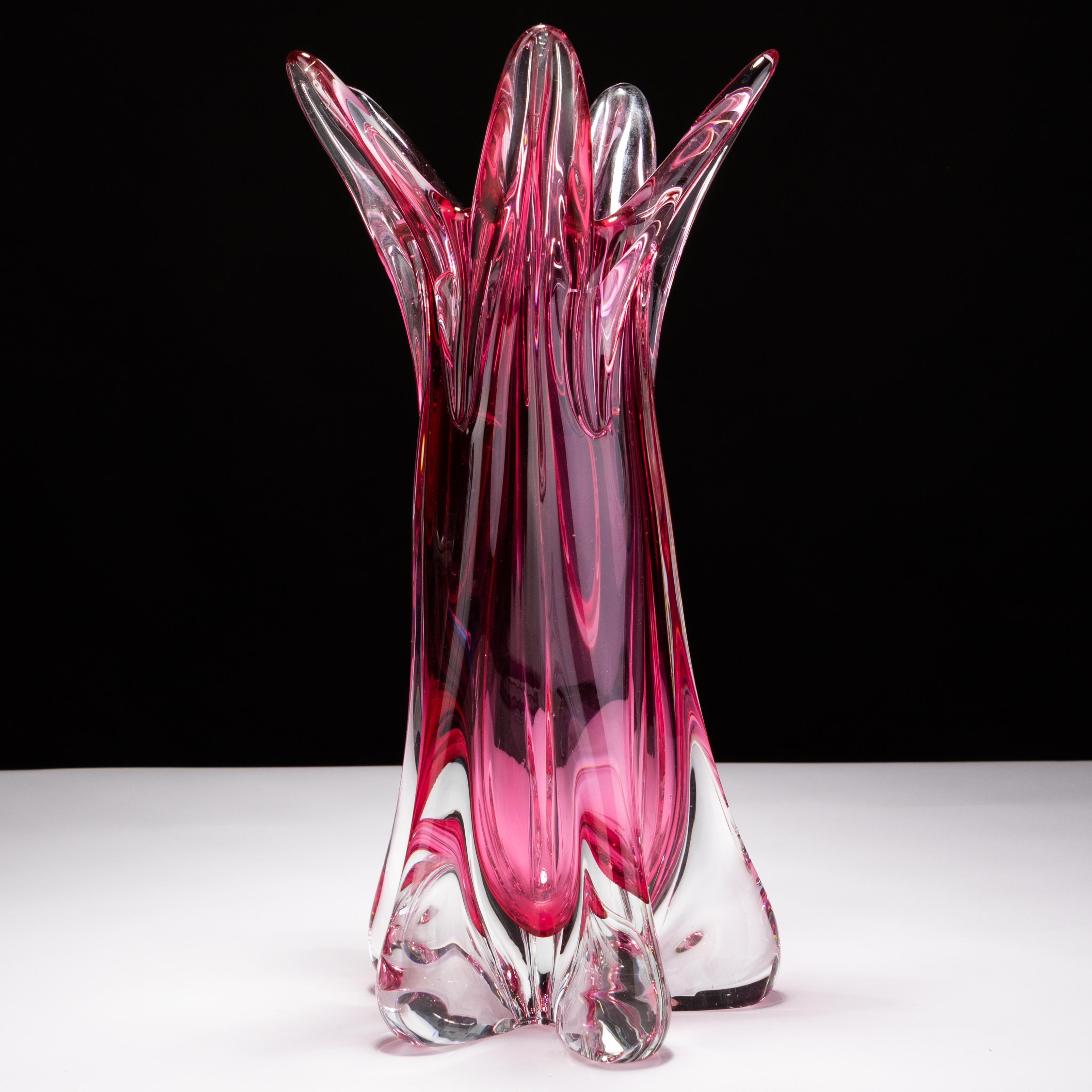 20ième siècle Vase de designer en verre de Murano vénitien Cranberry Sommerso du milieu du siècle dernier