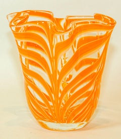 Italienische venezianische Murano-Vase, orangefarbener Wirbel, frei geformter Taschentuch, 1970er Jahre