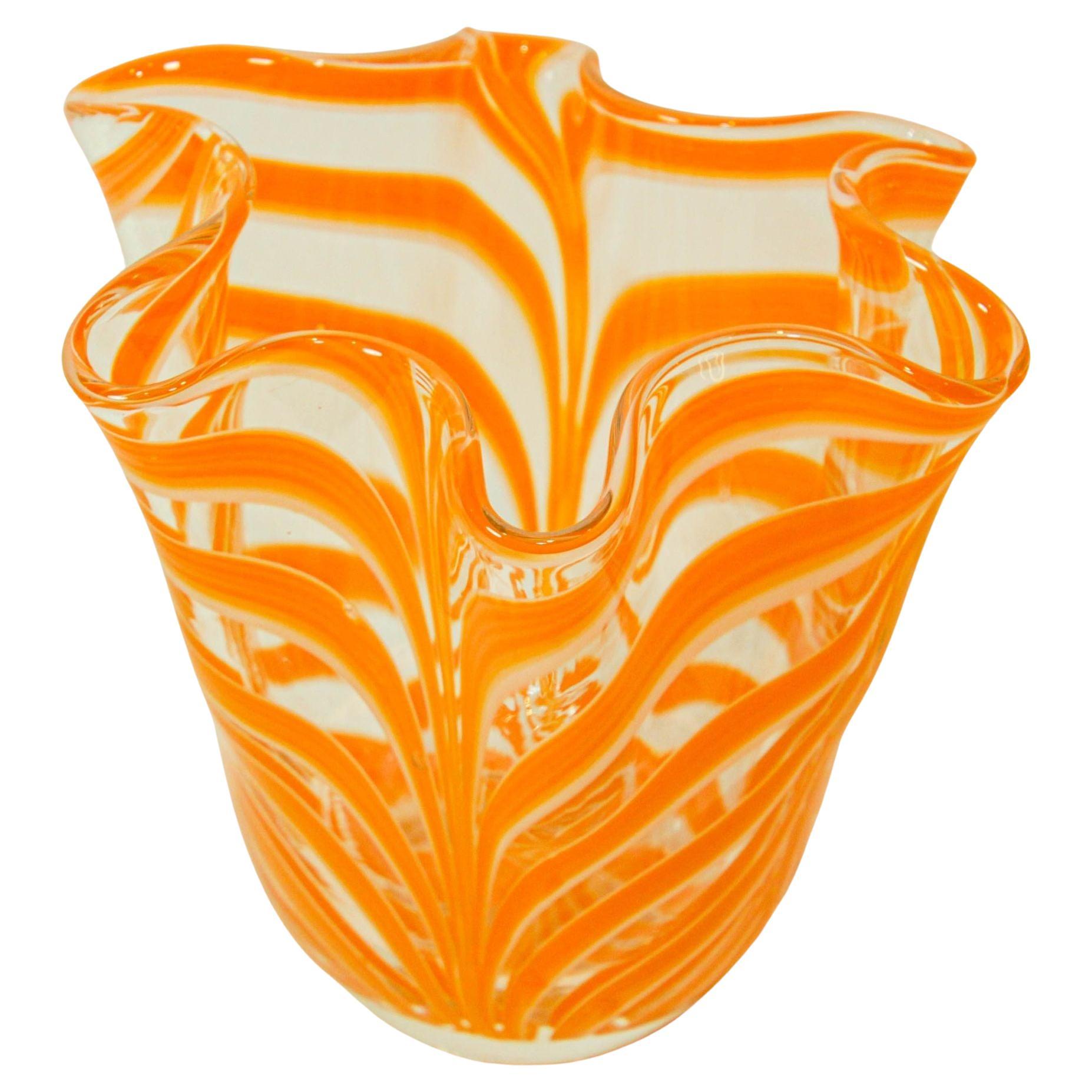 Vaso italiano di Murano arancione a forma di fazzoletto libero anni '70