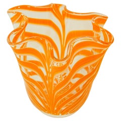 Vase vénitien italien de Murano mouchoir en forme libre de tourbillon orange 1970