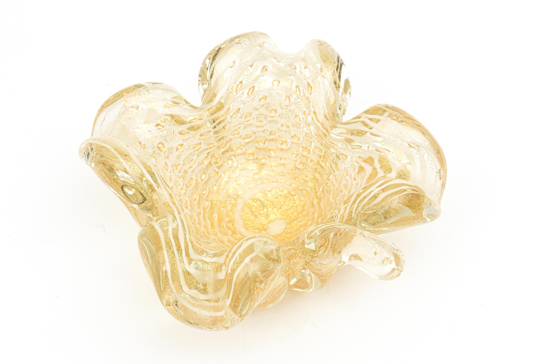 Mid-Century Modern Italian Murano Barovier e Toso White, Gold Leaf Aventurine Glass Bowl Vintage