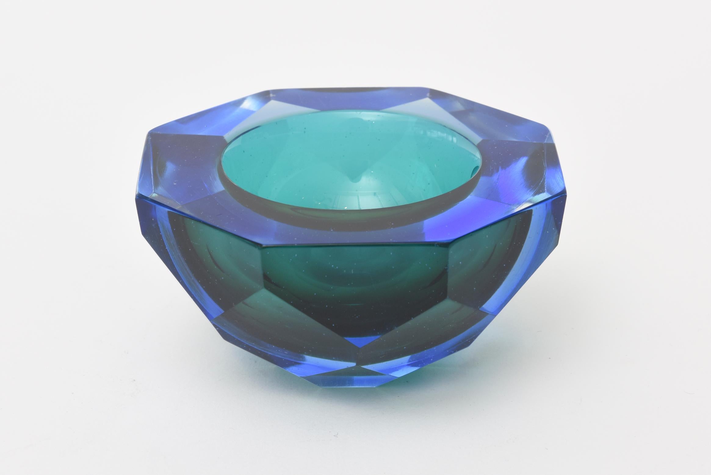 Diese wunderschöne italienische Murano Diamant facettiert sommerso Juwel getönten Glasschale hat üppige Töne von satten Blautönen und teal grün Türkis. 
Es stammt aus den 1970er Jahren. Es hat eine flach geschliffene:: polierte Oberseite und
