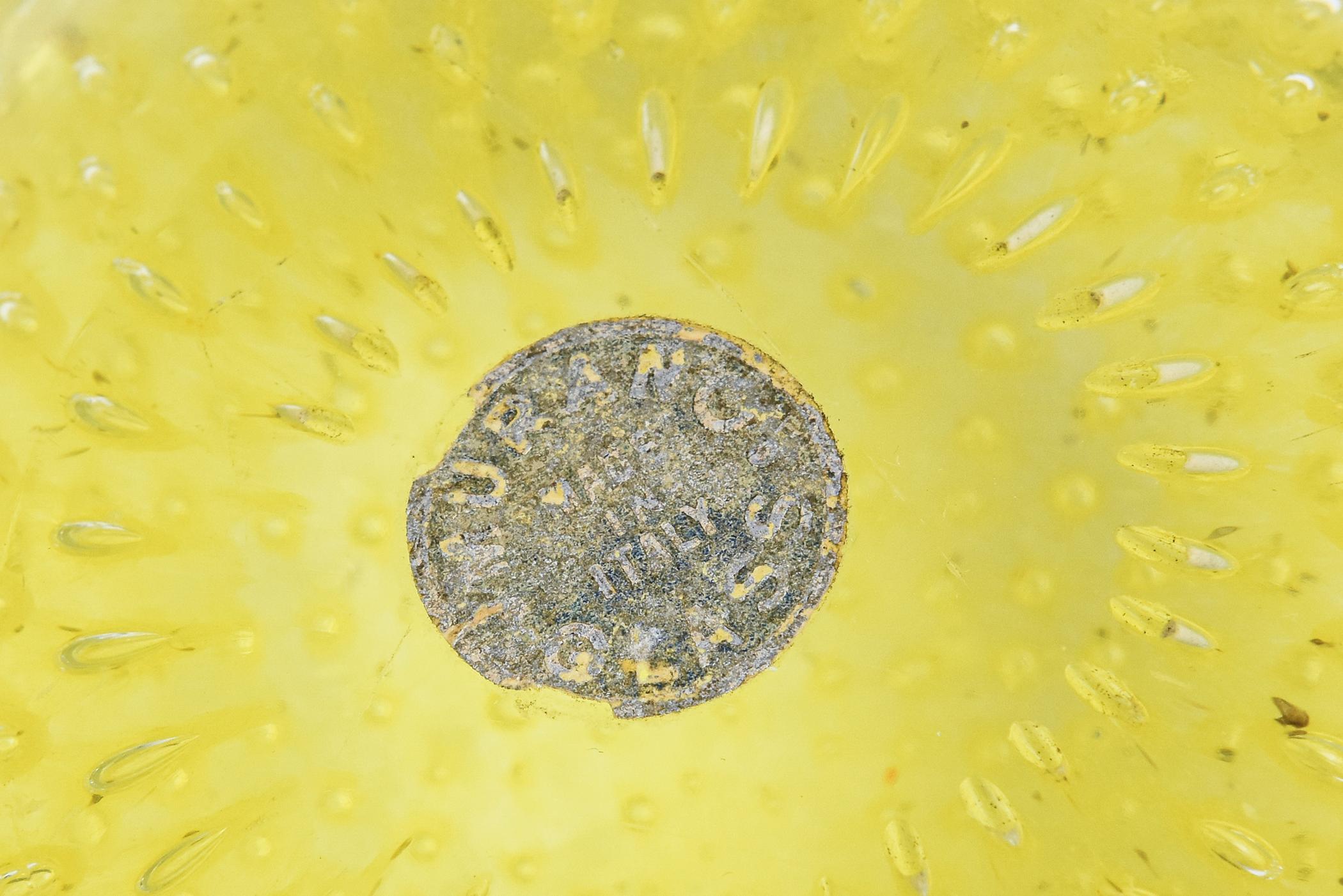 Presse-papier Murano Vintage en verre jaune avec bulles Accessoire de bureau en vente 4