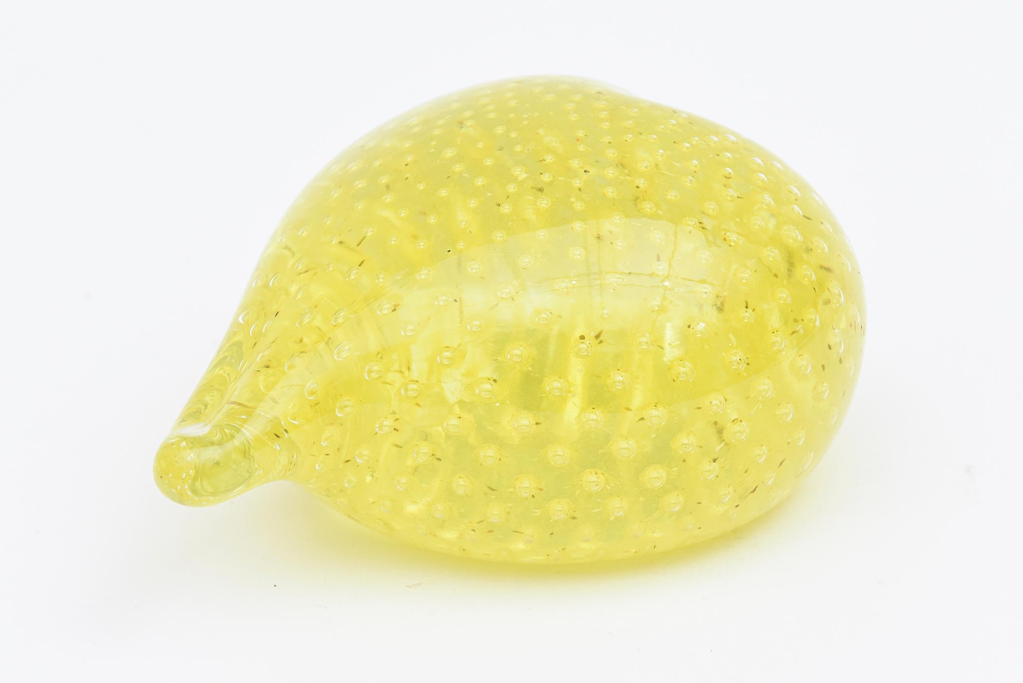 Murano Vintage Gelb Herz Glas mit Blasen Briefbeschwerer Schreibtisch Accessoire (Moderne der Mitte des Jahrhunderts) im Angebot