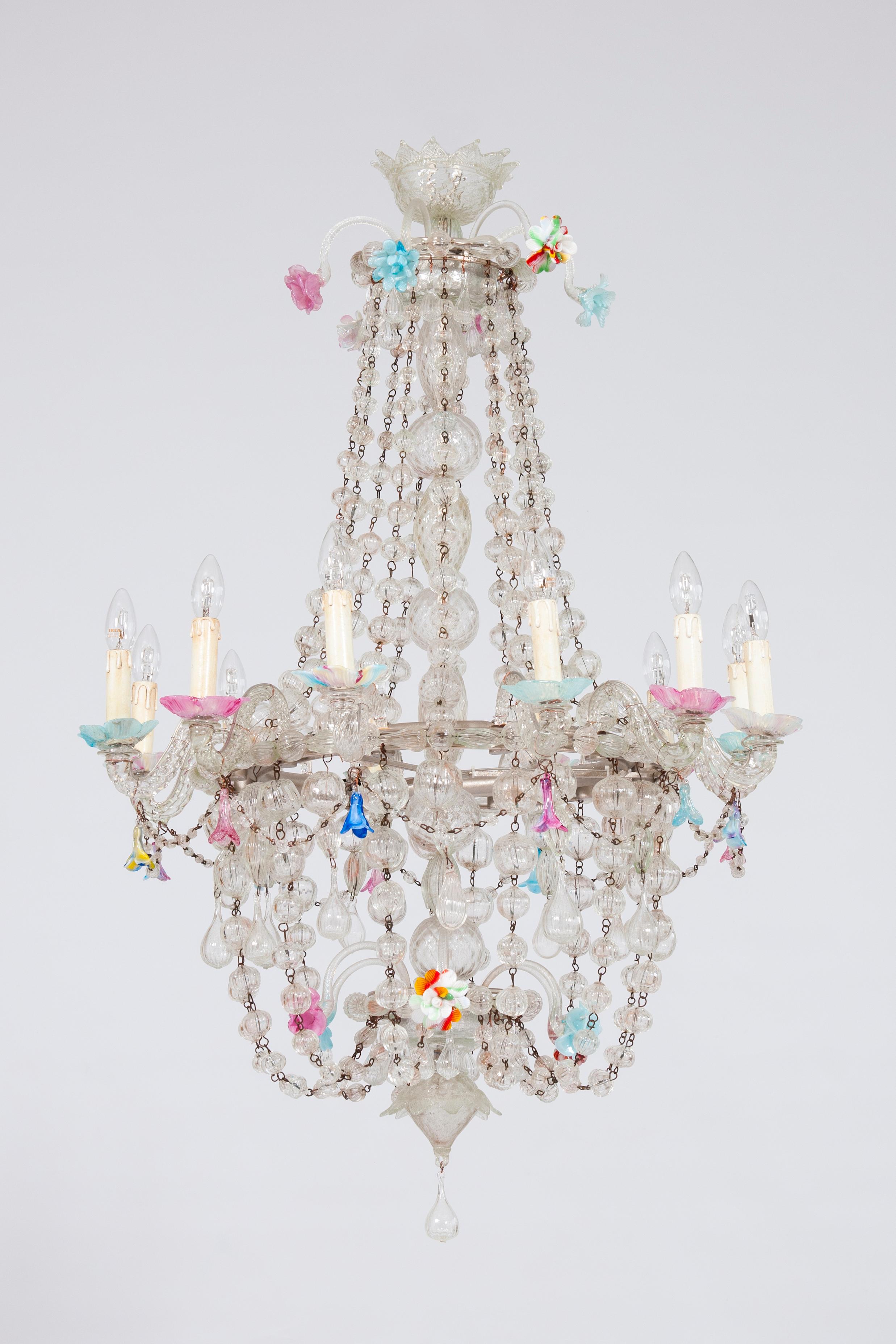 Questo squisito lampadario in vetro di Murano, risalente agli anni '60 circa e proveniente da Vintage Murano Gallery, è un esempio accattivante di artigianato veneziano, perfetto per aggiungere un tocco di eleganza e scintillio senza tempo a