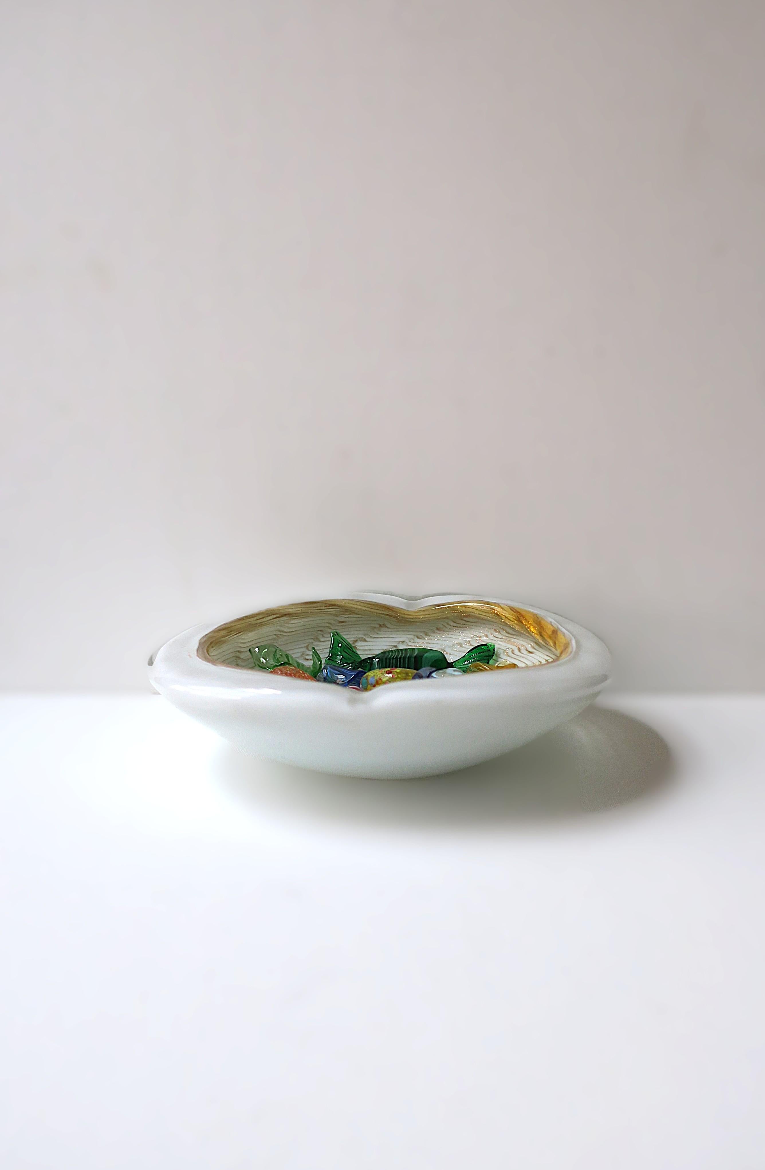 Ciotola o posacenere in vetro artistico bianco italiano di Murano In condizioni buone a New York, NY