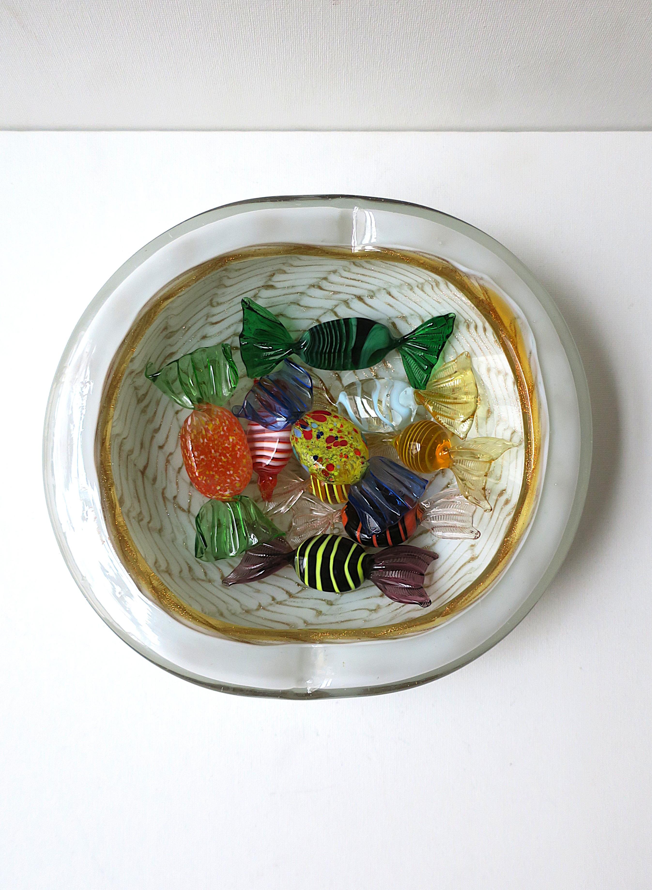 Italiano Ciotola o posacenere in vetro artistico bianco italiano di Murano