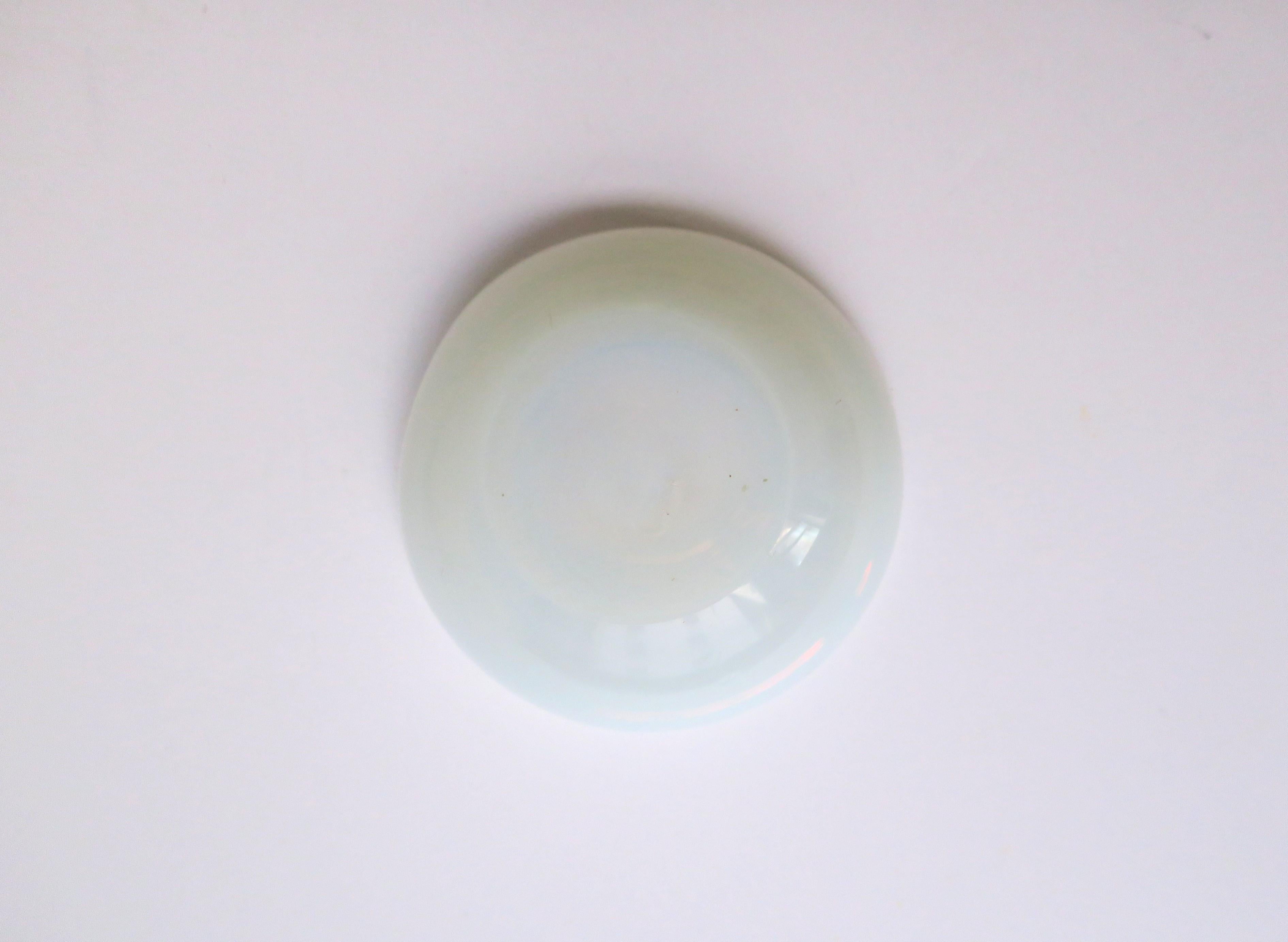 Italienische Murano Weiß Opalin Kunstglas Schale oder Aschenbecher nach Seguso im Angebot 5