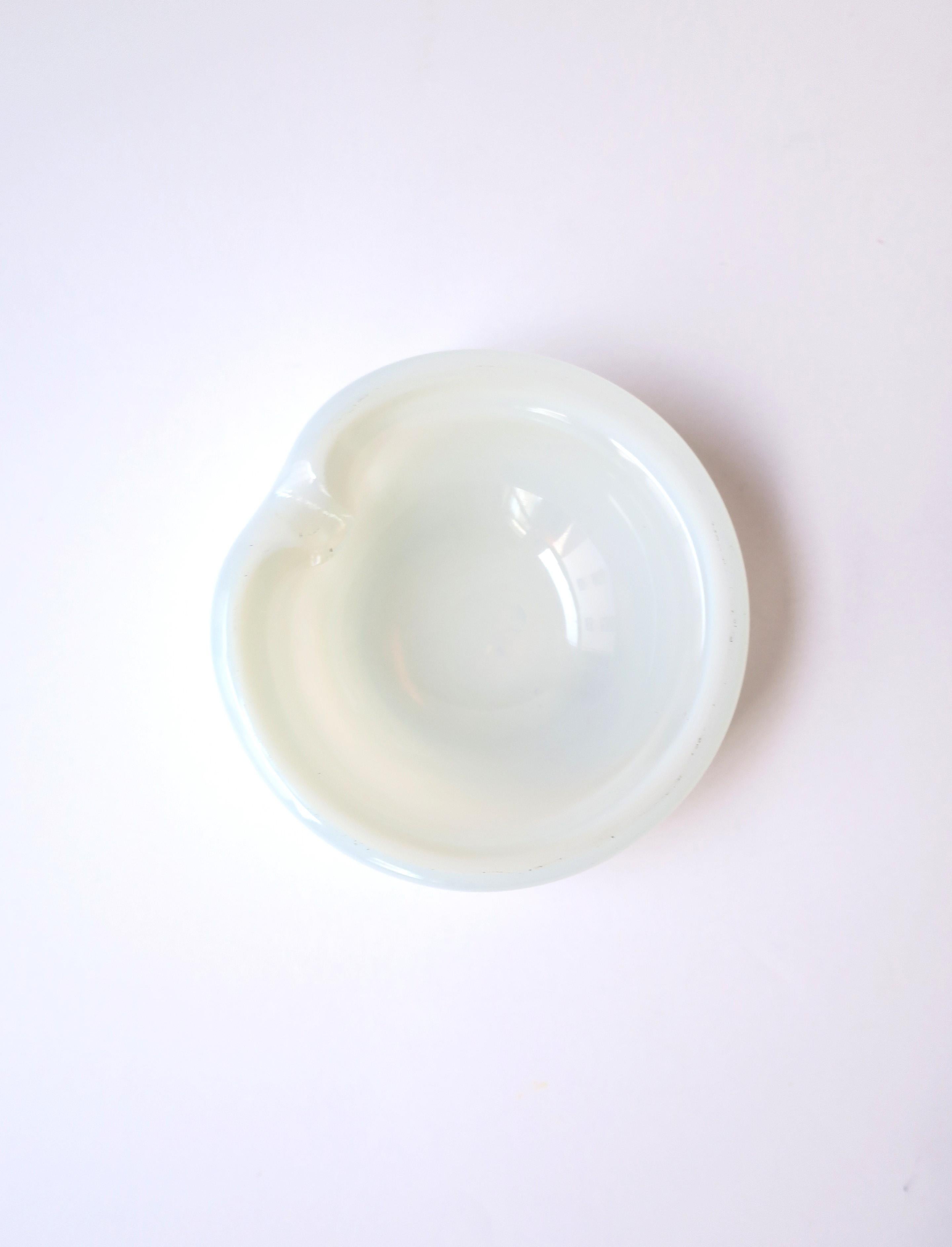 Italienische Murano Weiß Opalin Kunstglas Schale oder Aschenbecher nach Seguso (Moderne der Mitte des Jahrhunderts) im Angebot