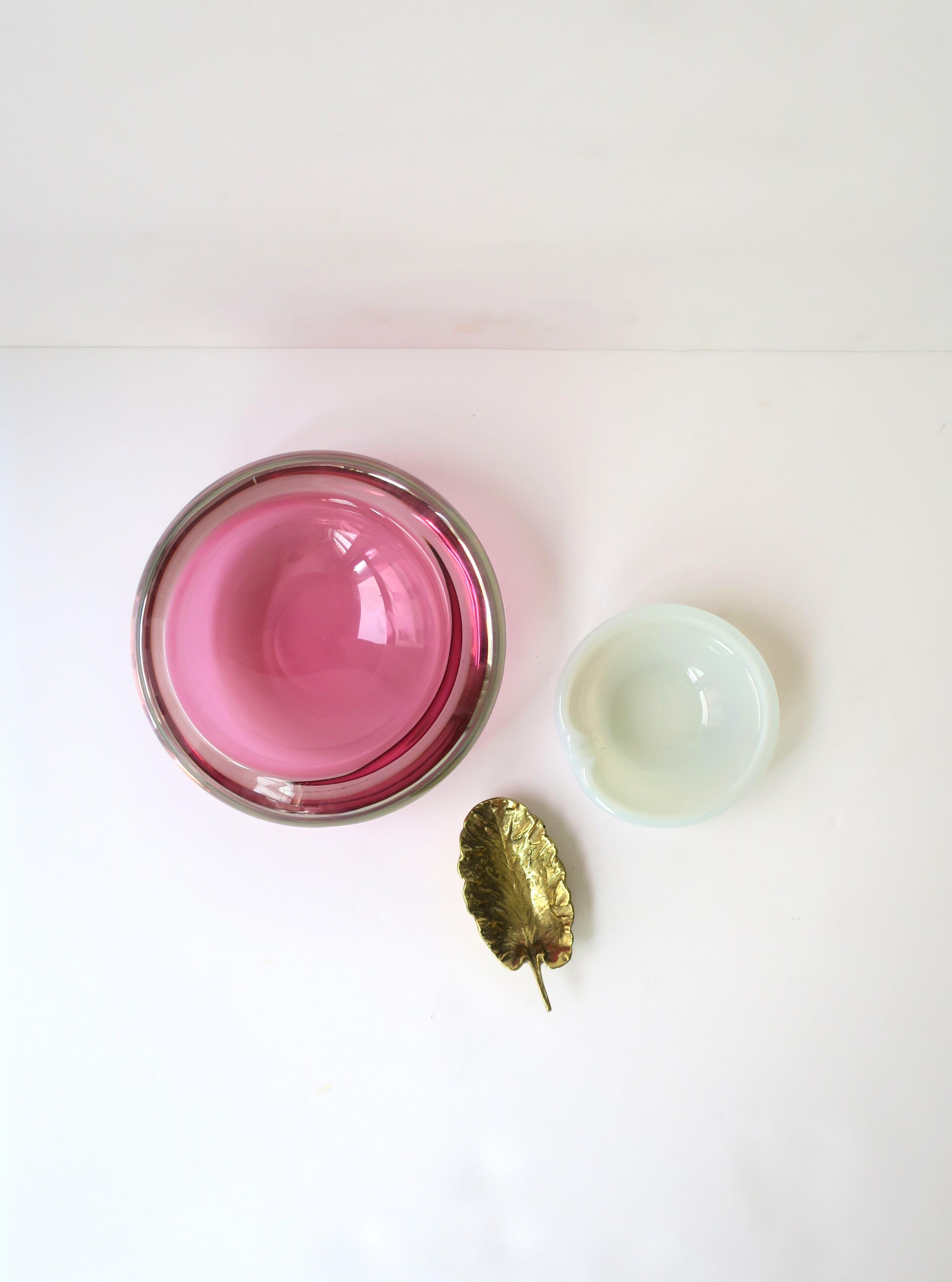 Italienische Murano Weiß Opalin Kunstglas Schale oder Aschenbecher nach Seguso (Muranoglas) im Angebot
