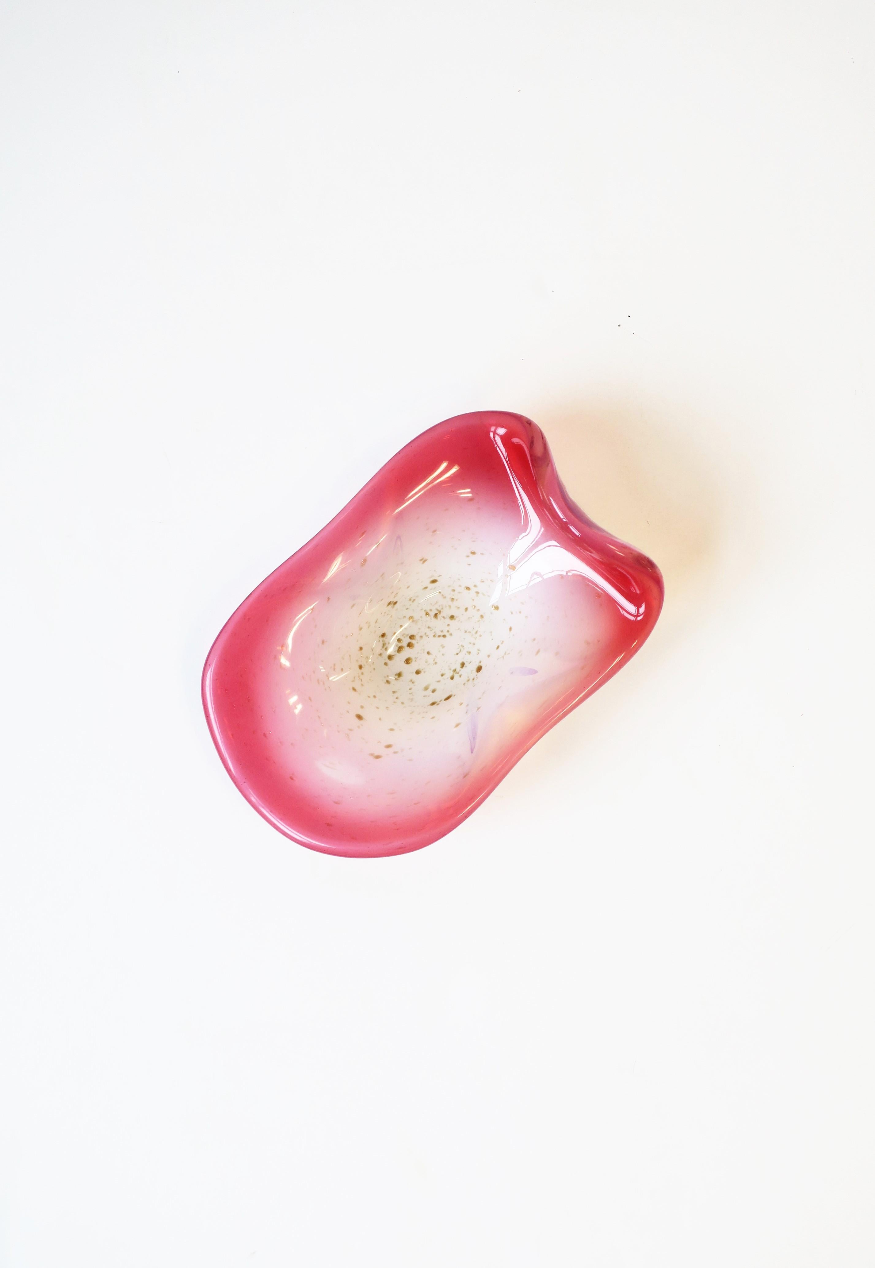Un très beau bol en verre d'art moderne italien de Murano, blanc opalin, rose et or, attribué à la société Fratelli Toso, vers le milieu du 20e siècle, Italie. Une belle pièce oblongue avec un design organique moderne et un bord ondulé. Le bol a des