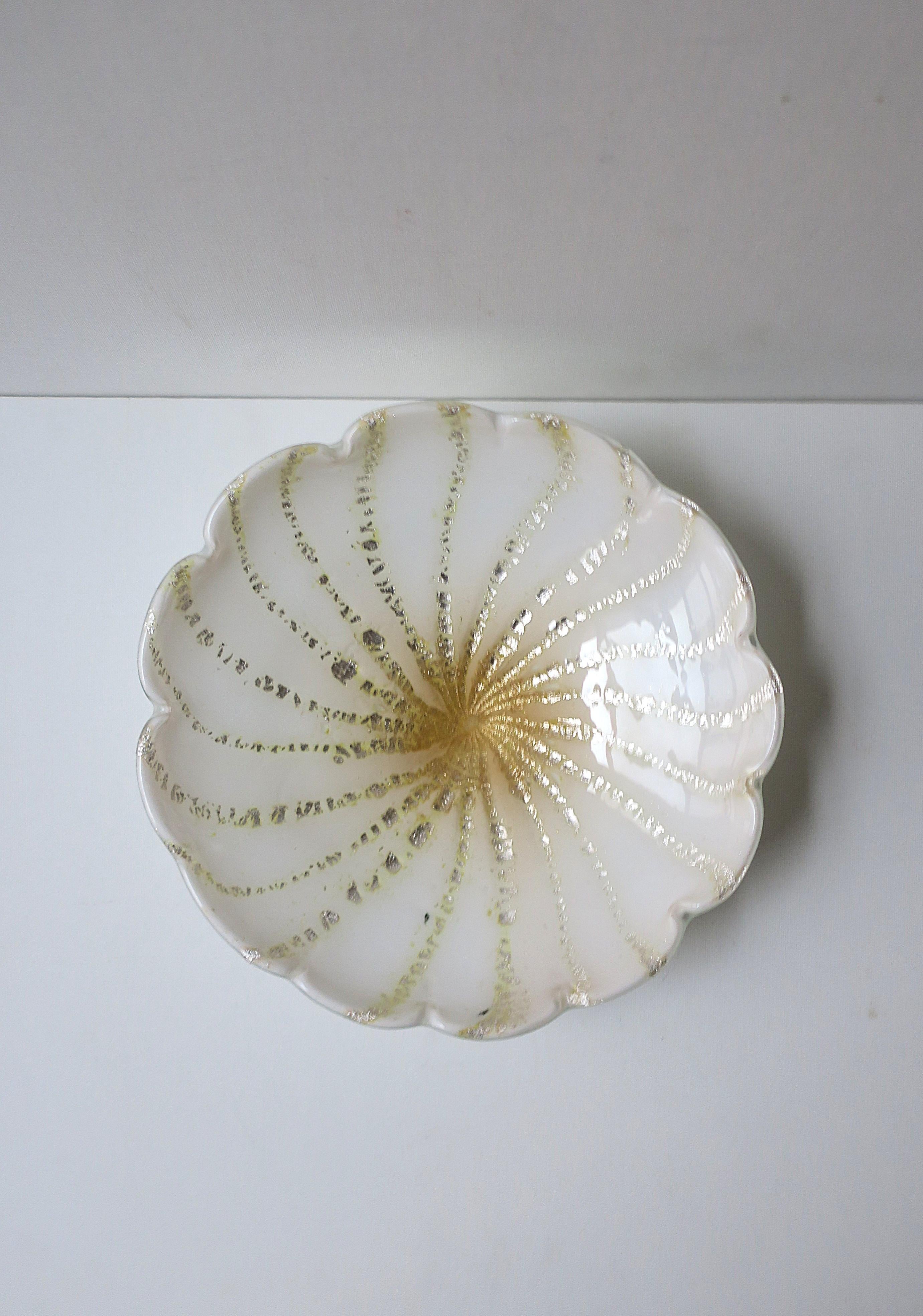 Magnifique bol en verre d'art blanc de Murano avec un design de feuilles d'argent et un bord festonné, période italienne moderne du milieu du siècle, vers les années 1960, ou avant, Italie. Dans le style du designer italien Alfredo Barbini. Ce bol