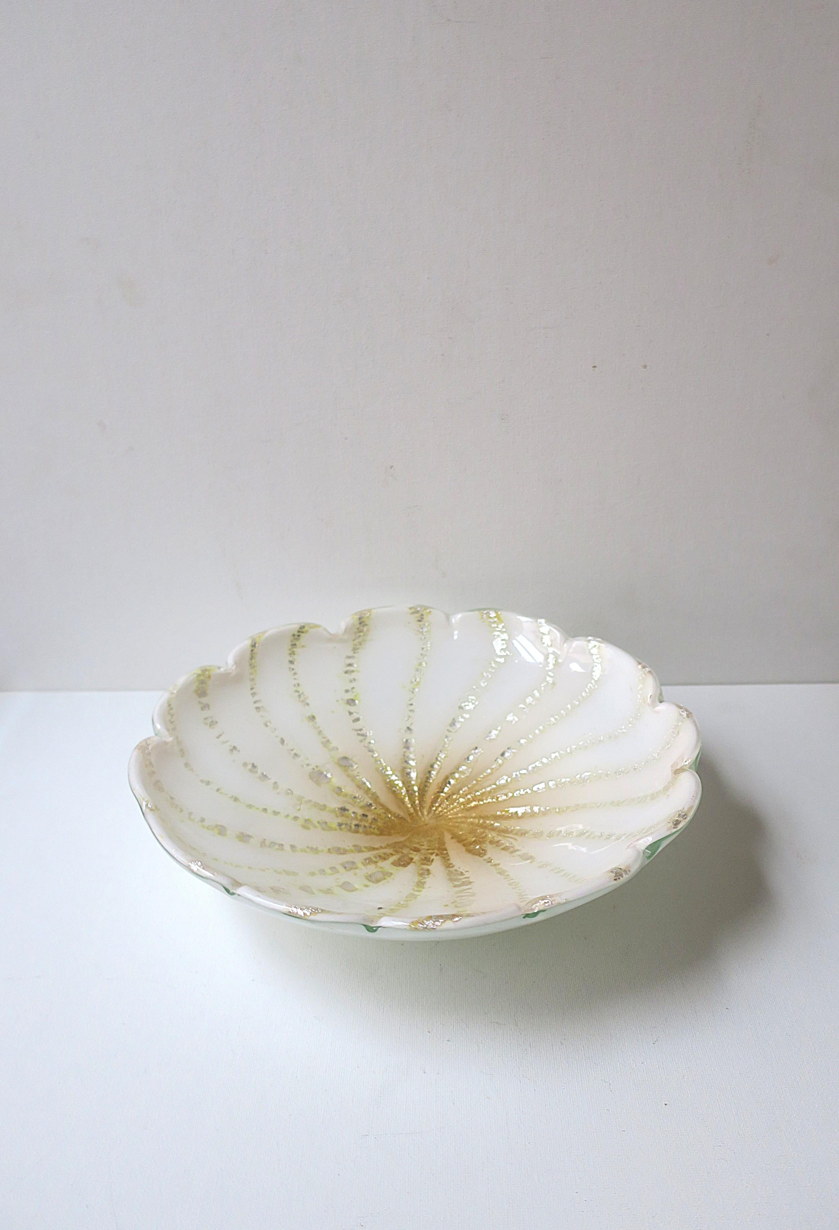 Mid-Century Modern Bol attrape-bouteur italien en verre d'art de Murano en argent blanc de style Barbini en vente