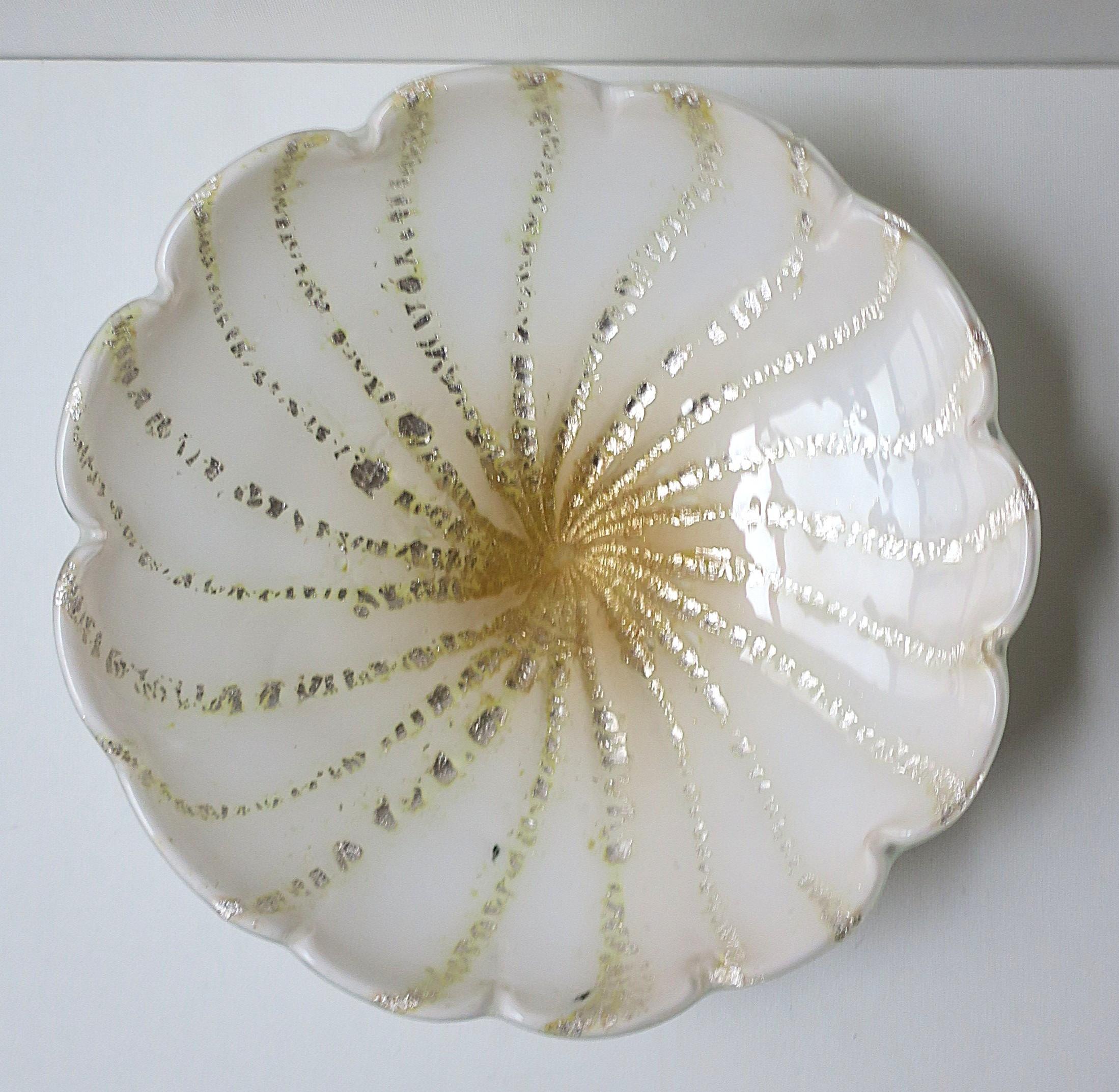 Bol attrape-bouteur italien en verre d'art de Murano en argent blanc de style Barbini en vente 2