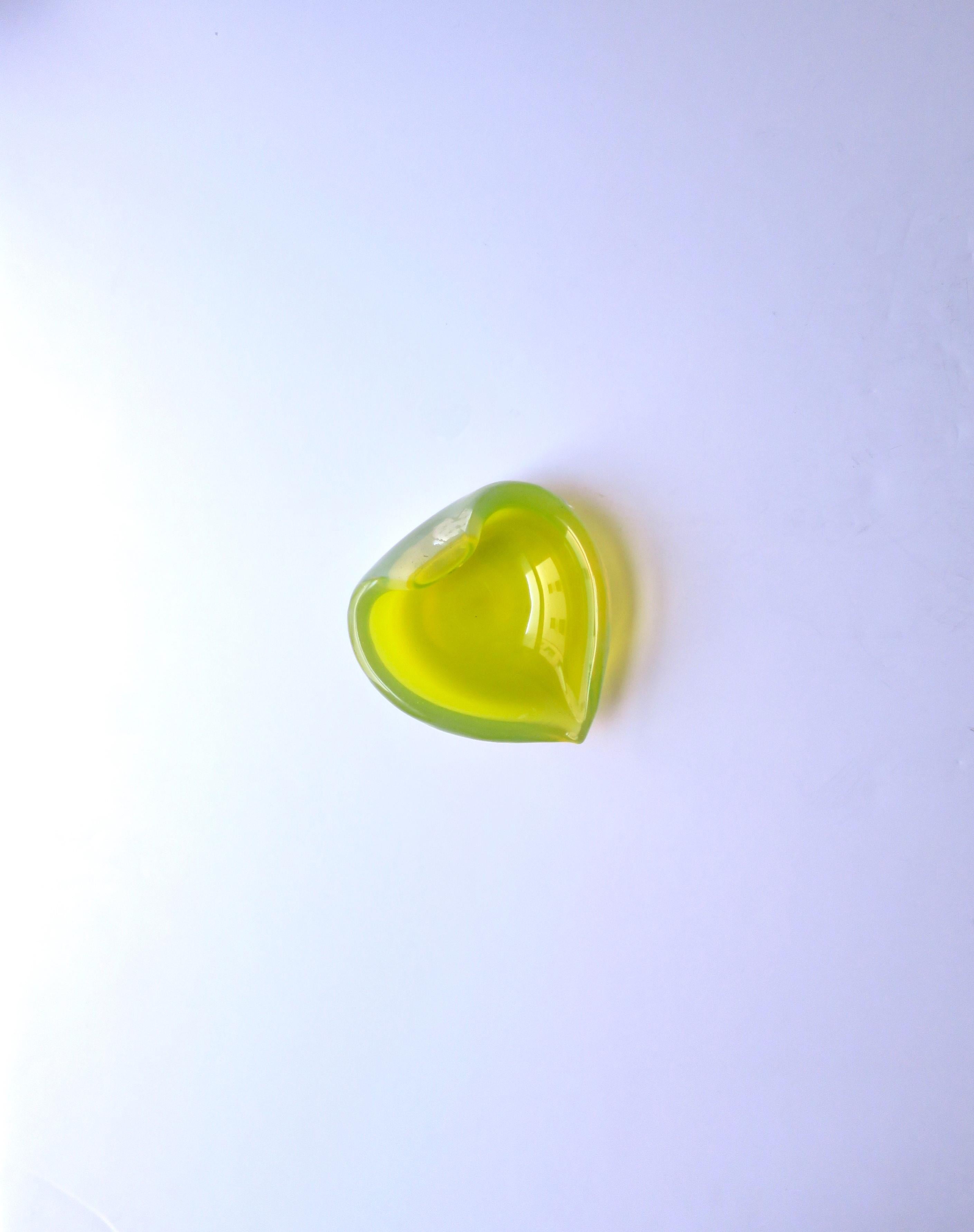 Plat en forme de cœur en verre d'art opalin jaune de Murano, vers le milieu du XXe siècle, Italie. Un beau plat en forme de cœur en opaline jaune vif. Idéal comme pièce autonome sur une table, ou sur un bureau, une vanité, une commode pour contenir