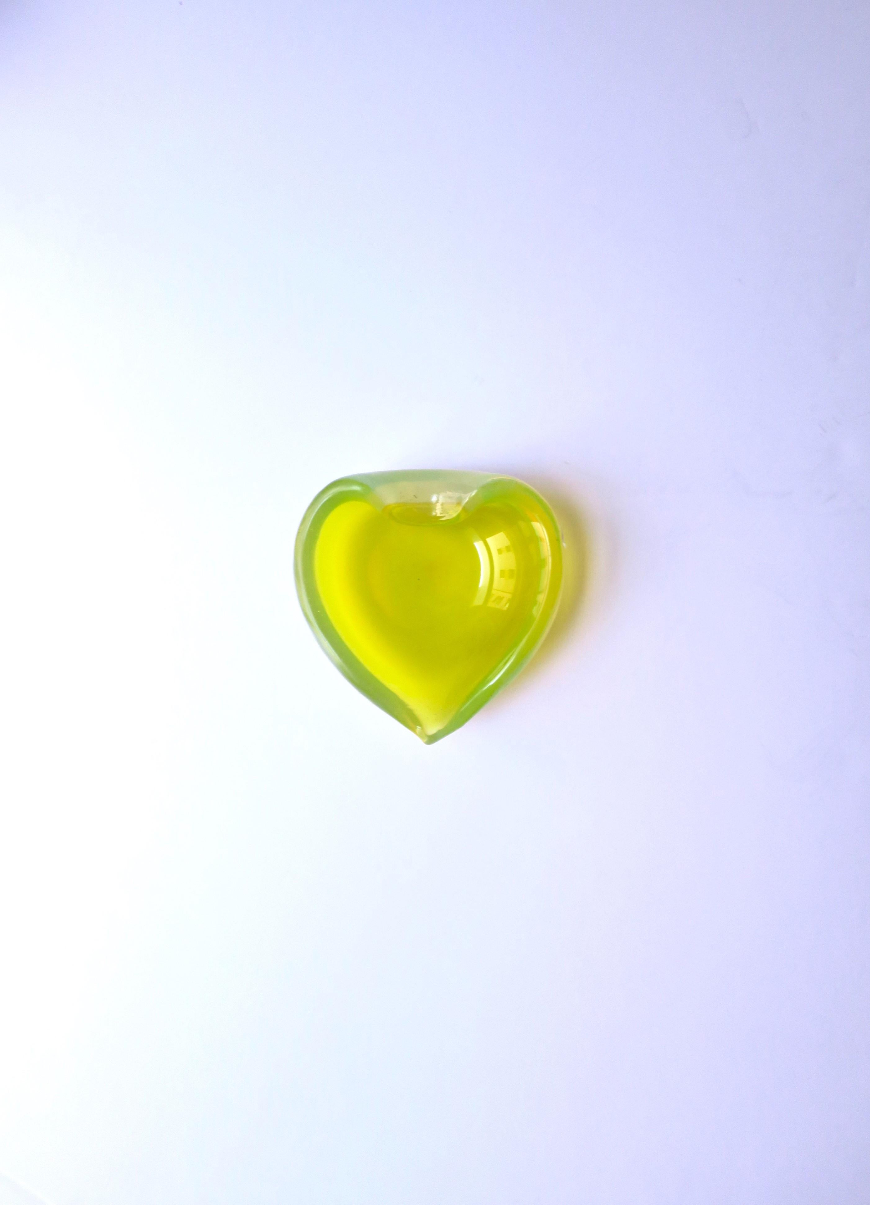 Italienische Herzschale aus gelbem Murano-Opalglas  (Moderne der Mitte des Jahrhunderts) im Angebot