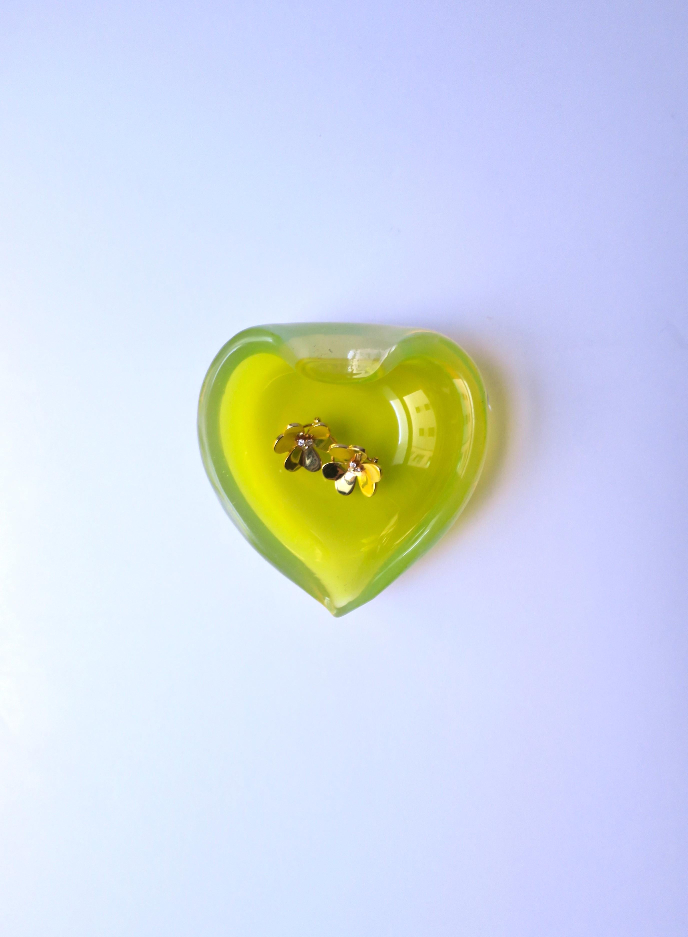 Italienische Herzschale aus gelbem Murano-Opalglas  (Handgefertigt) im Angebot