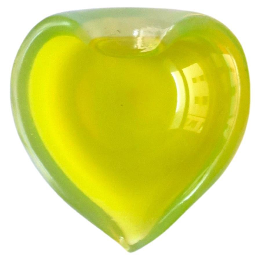Plat à cœurs italien en opaline jaune de Murano  en vente