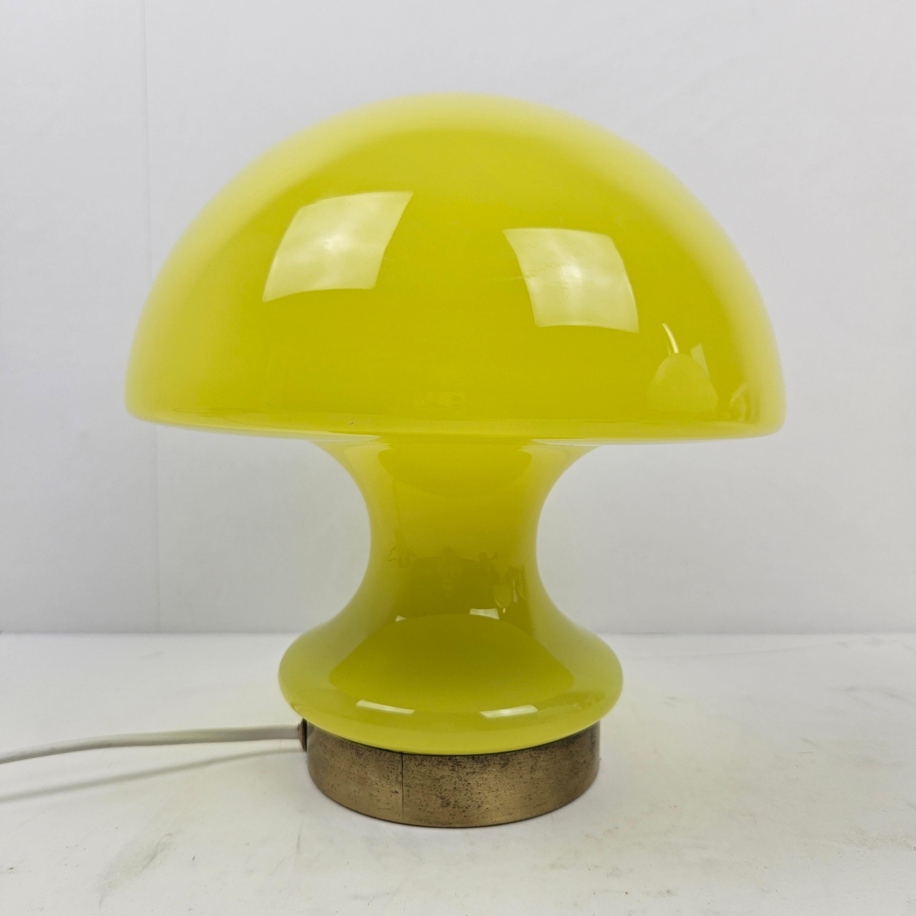 Very nice table lamp, fabricated in Italy in the 70's.

The elegant shape makes it look like a mushroom.
The combination with the yellow glass and the brass gives a stunning effect.

Some normal traces of use, see the pictures.

The wiring has been