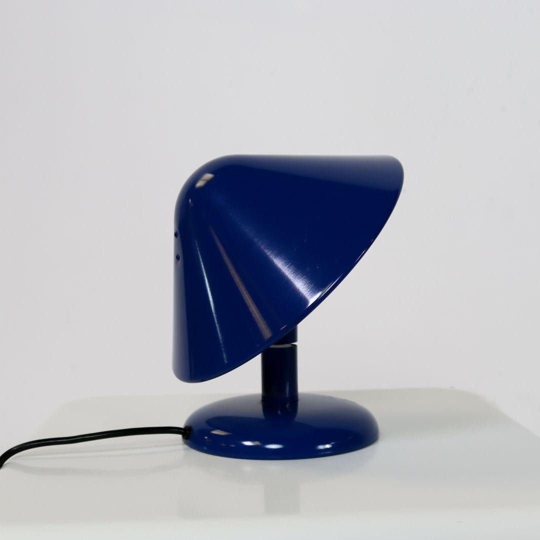 Lampe de table italienne des années 1960 par Goffredo Reggiani. La lampe bleu cobalt est en métal et dispose d'une douille standard E27 avec un interrupteur marche/arrêt. Il s'agit d'une pièce joyeuse et rare de la part de ce créateur. La lampe est