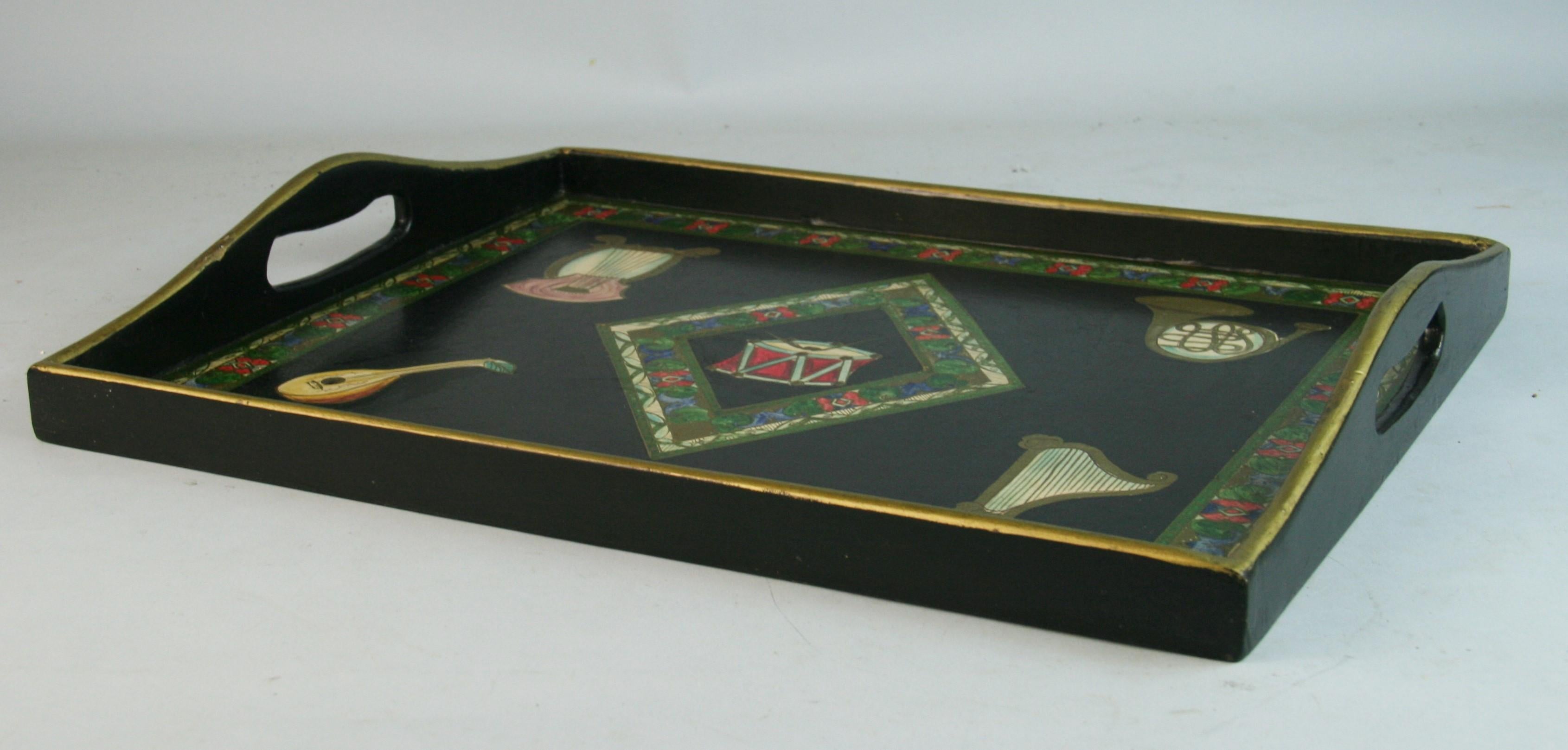 Bandeja de servir vintage italiana pintada a mano con un instrumento musical Pintado a mano en venta