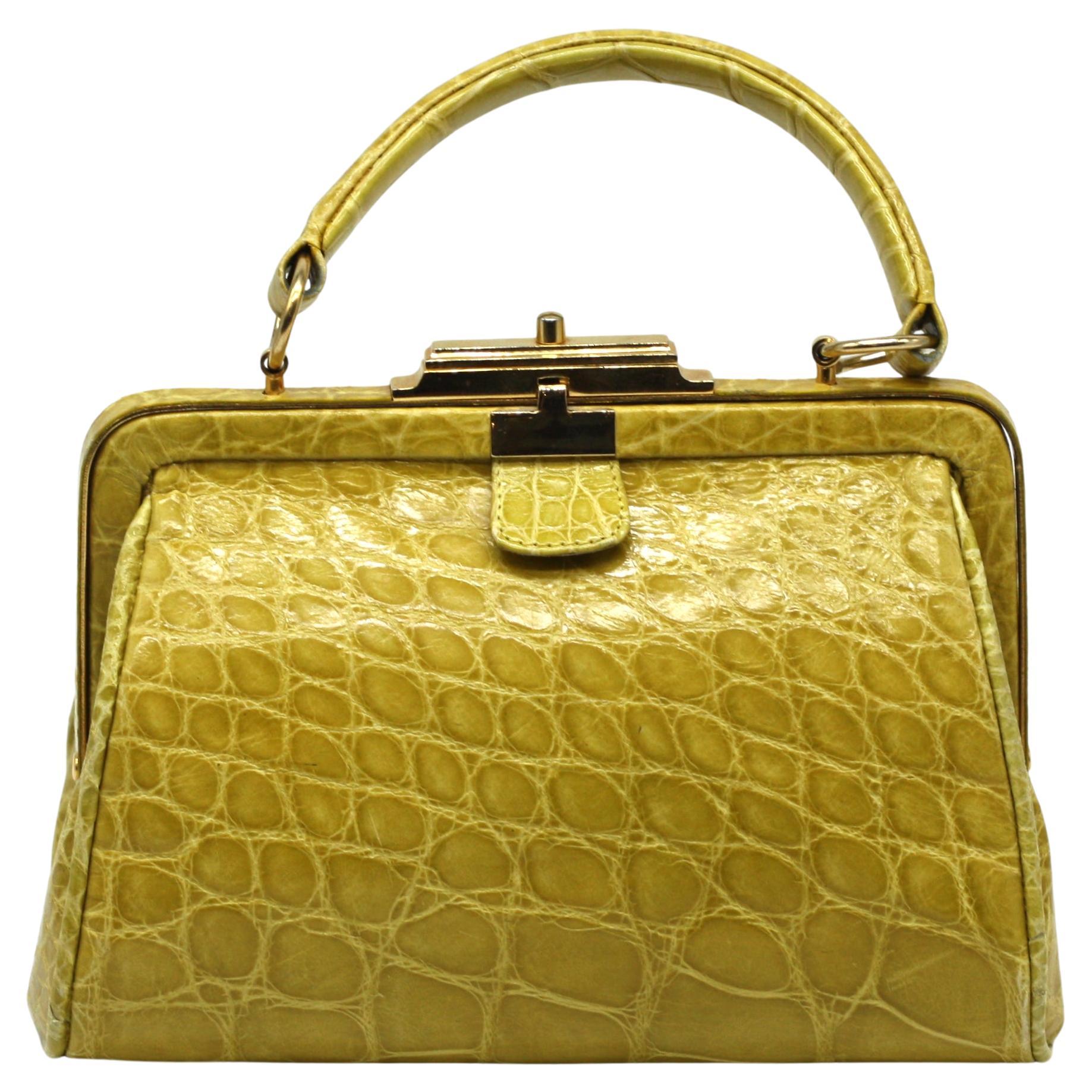 Sac à main en alligator italien de couleur moutarde en vente