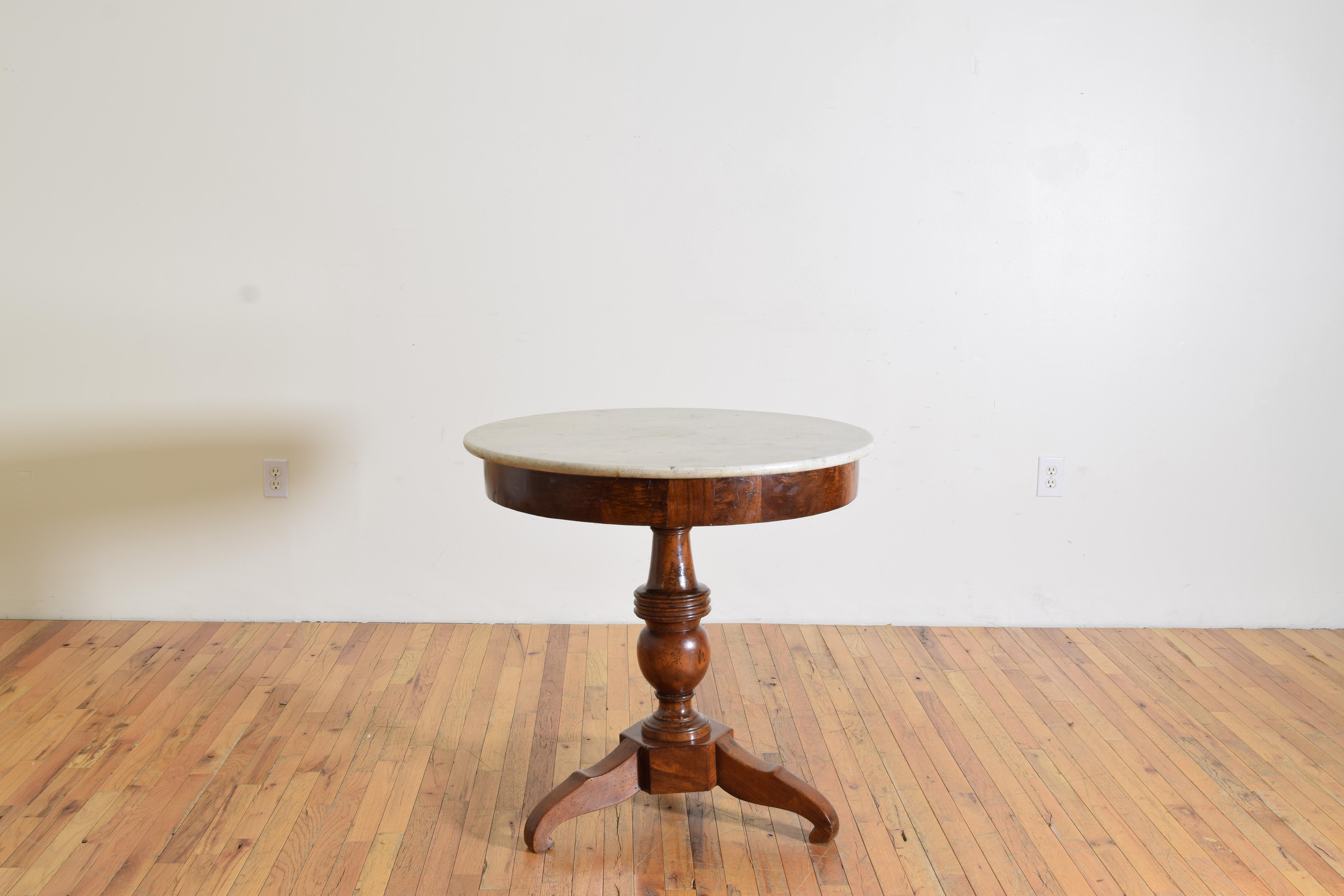 Italienischer, Neapelischer, neoklassizistischer Mitteltisch aus hellem Nussbaum und Marmor, um 1835 im Zustand „Gut“ im Angebot in Atlanta, GA