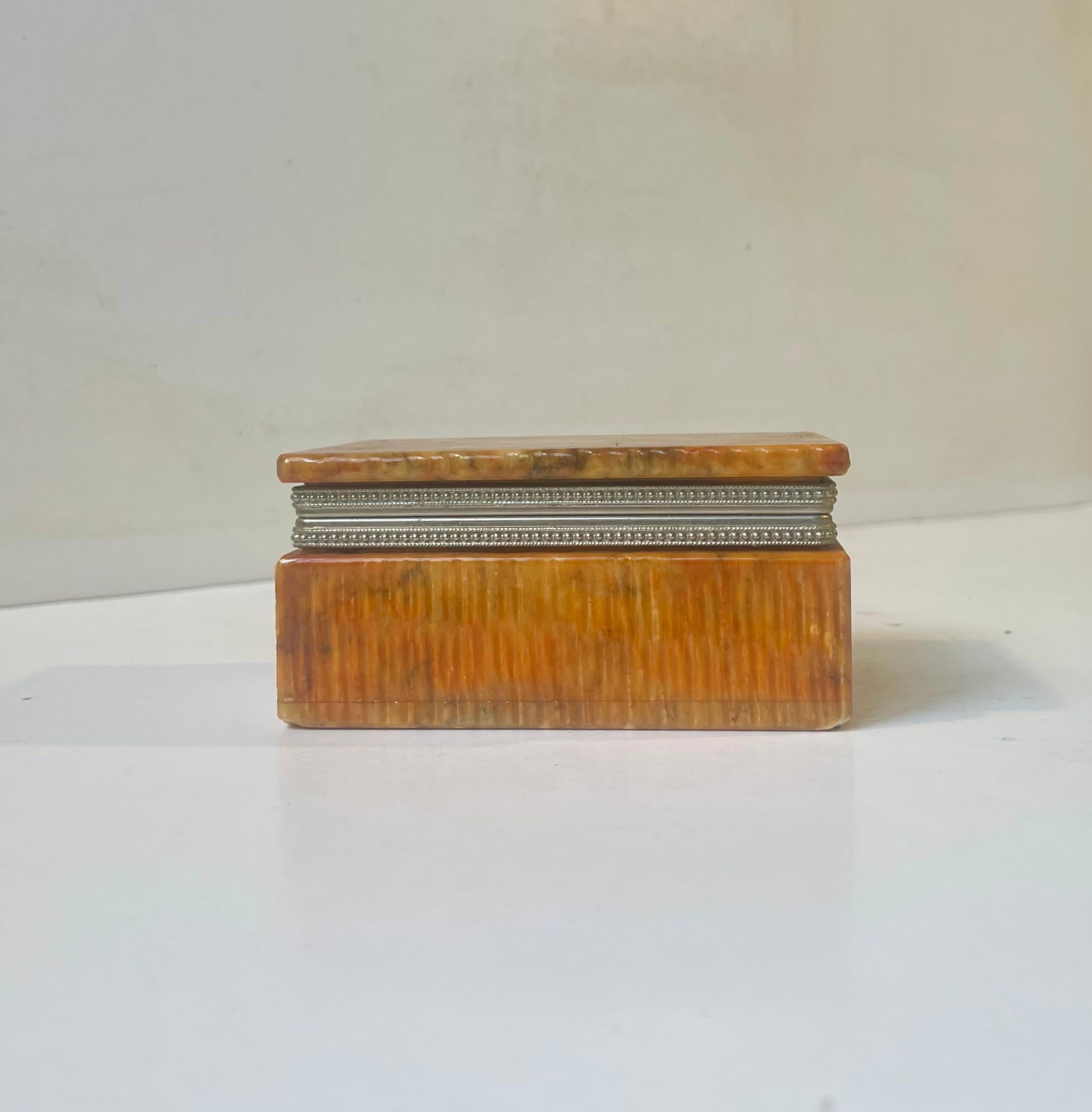 Boîte décorative en pierre d'albâtre orange naturelle pour bibelots, cigares, bijoux, vanités ou cigarettes. Fabriqué à la main en Italie dans les années 1970 par Romano Bianchi. Dimensions : 11x8x5 cm.


