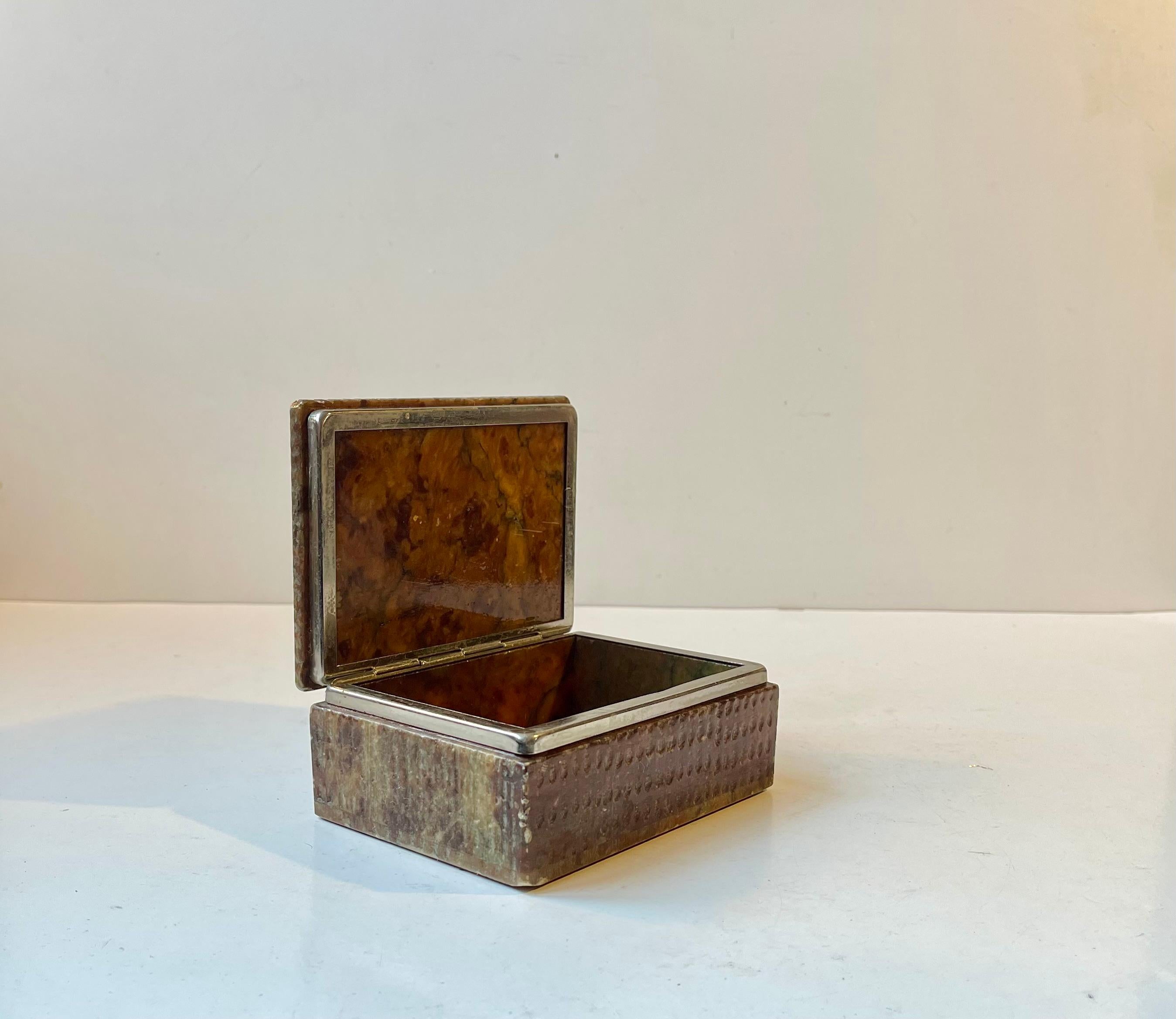 Dekorative Schmuck-, Zigarren-, Schmuck-, Eitelkeits- oder Zigarettenschachtel aus natürlichem Alabasterstein. Handgefertigt in Italien in den 1970er Jahren von Romano Bianchi. 

Abmessungen: 13,5x10x5,5 cm.

