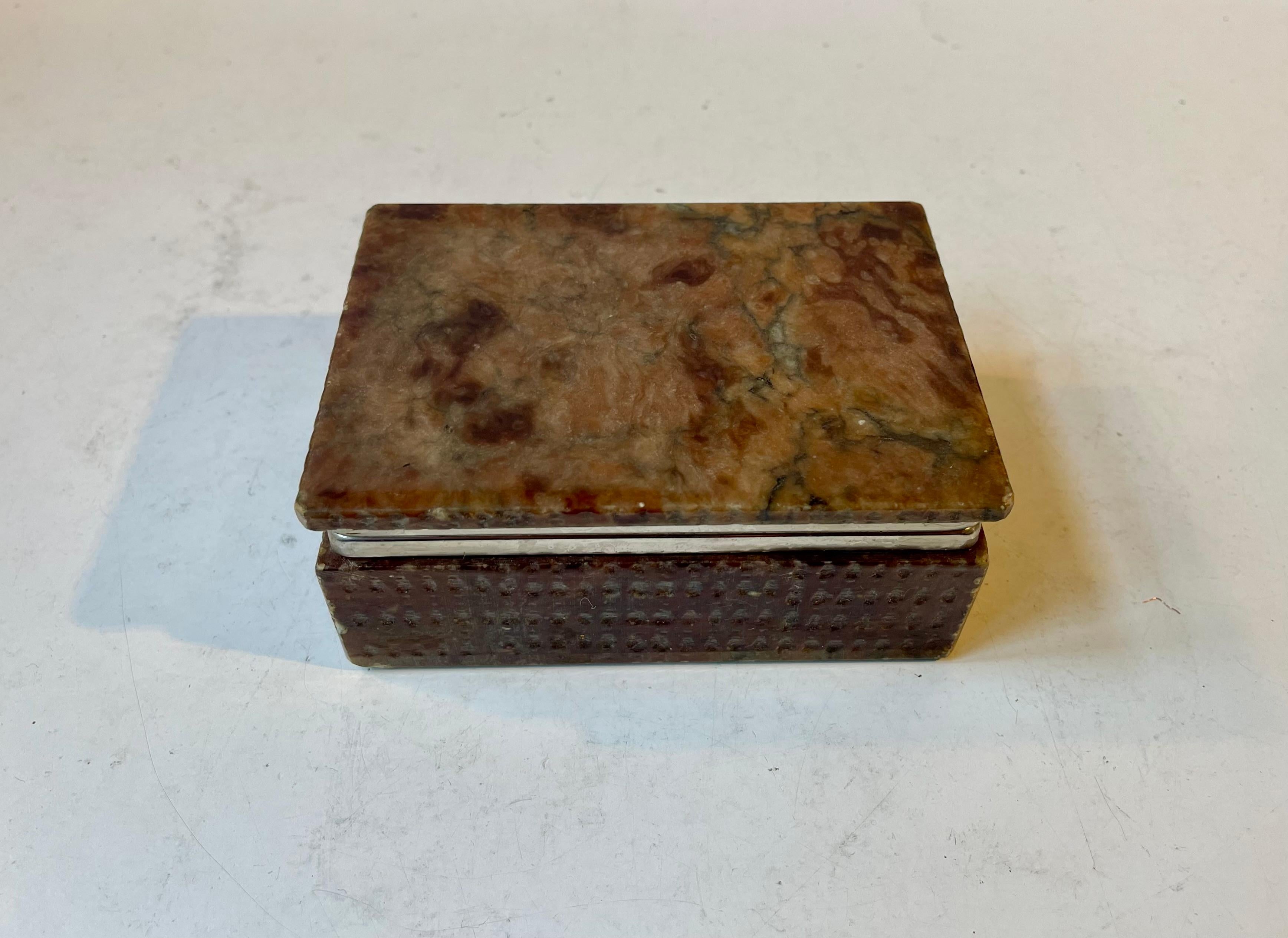 Italienische Schachtel aus natürlichem Alabasterstein von Romano Bianchi, 1970er Jahre (Handgeschnitzt) im Angebot
