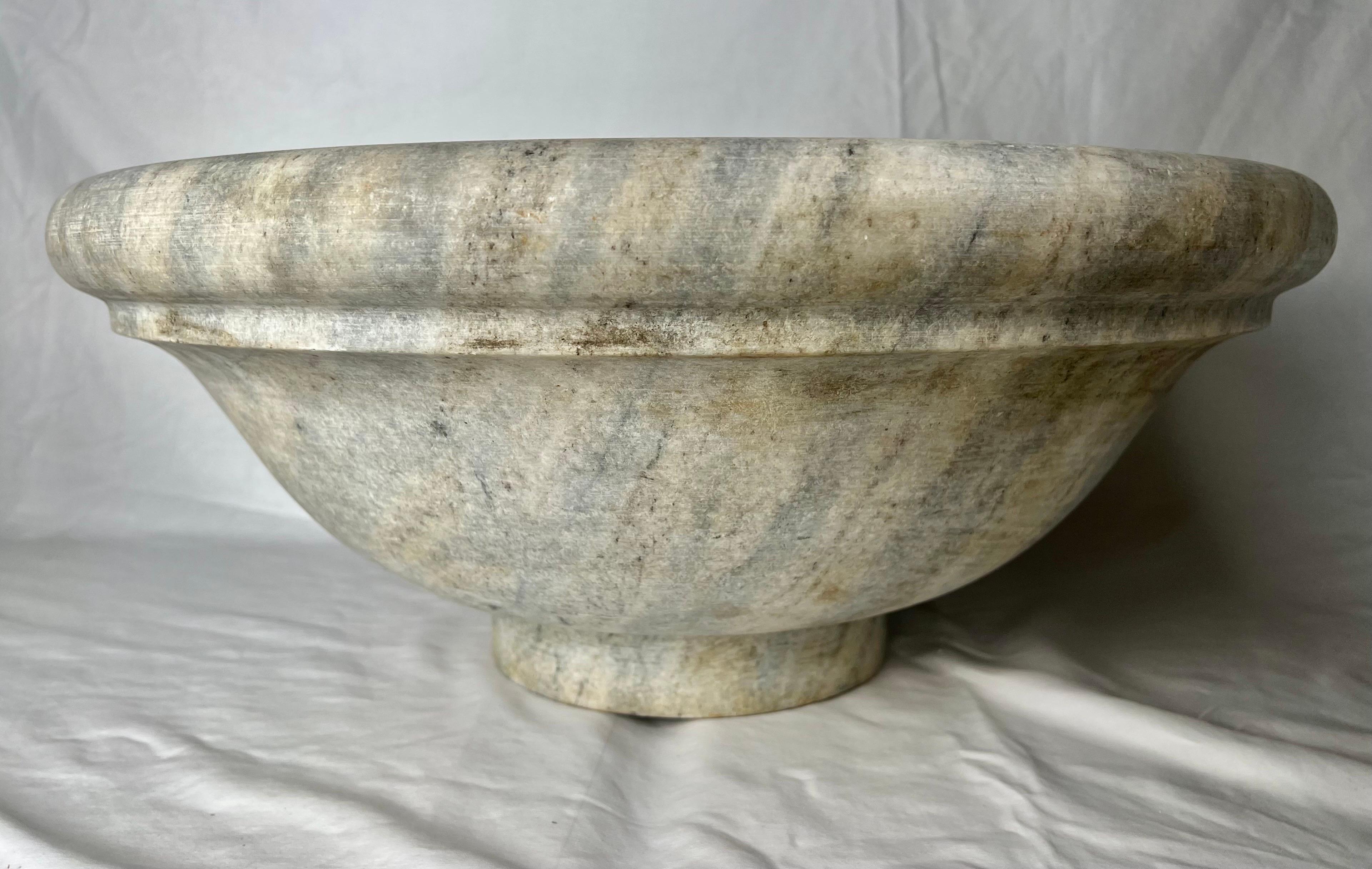 Mitte des 20. Jahrhunderts klassisches römisches Waschbecken aus italienischem Kalkstein. Es gibt zarte Creme-, Grau- und Goldtöne und vieles mehr. Für die Bequemlichkeit wurde bereits ein Loch gebohrt.