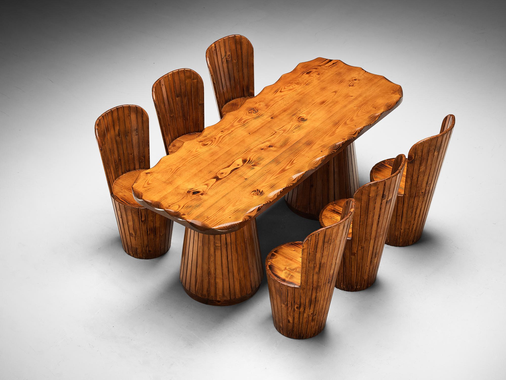Ensemble de salle à manger composé d'une table et de six chaises, pin, Italie, années 1960

La taille importante, l'utilisation de matériaux particuliers et les superbes sculptures se combinent pour former un ensemble exceptionnel, parfait pour tous