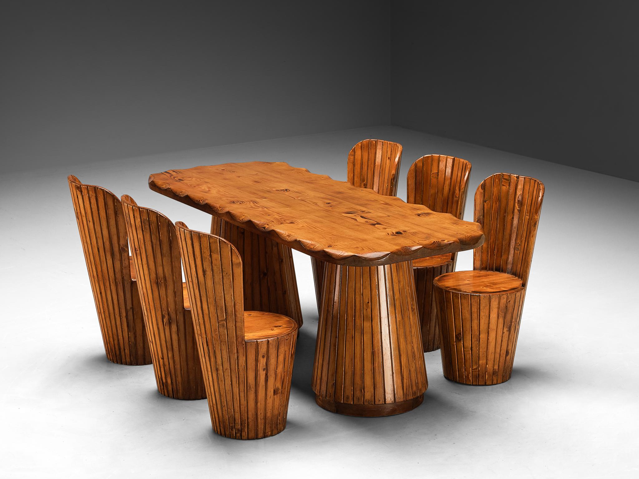 Mid-Century Modern Ensemble naturaliste italien de tables de salle à manger et six chaises en pin  en vente