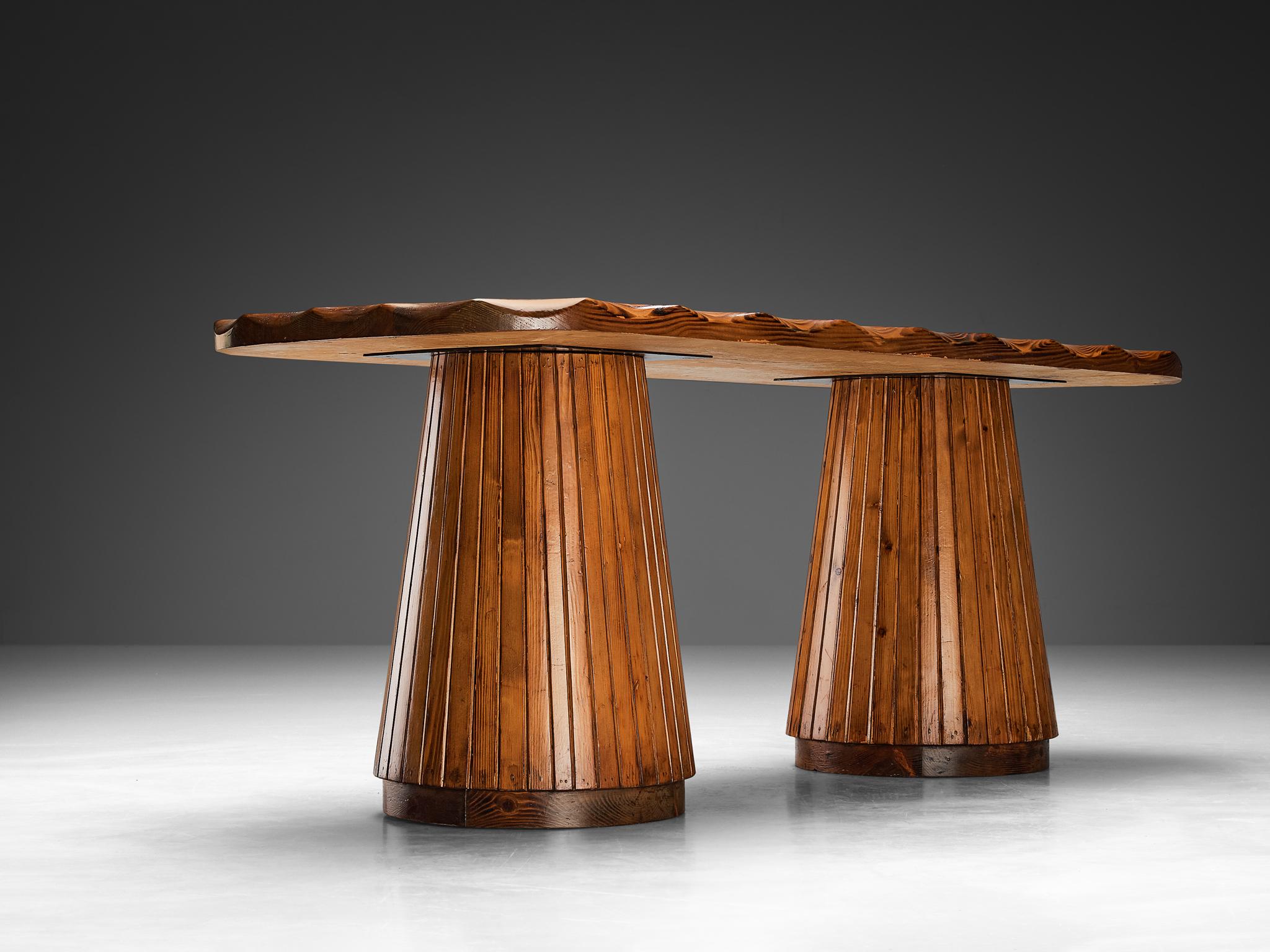 Pin Ensemble naturaliste italien de tables de salle à manger et six chaises en pin  en vente