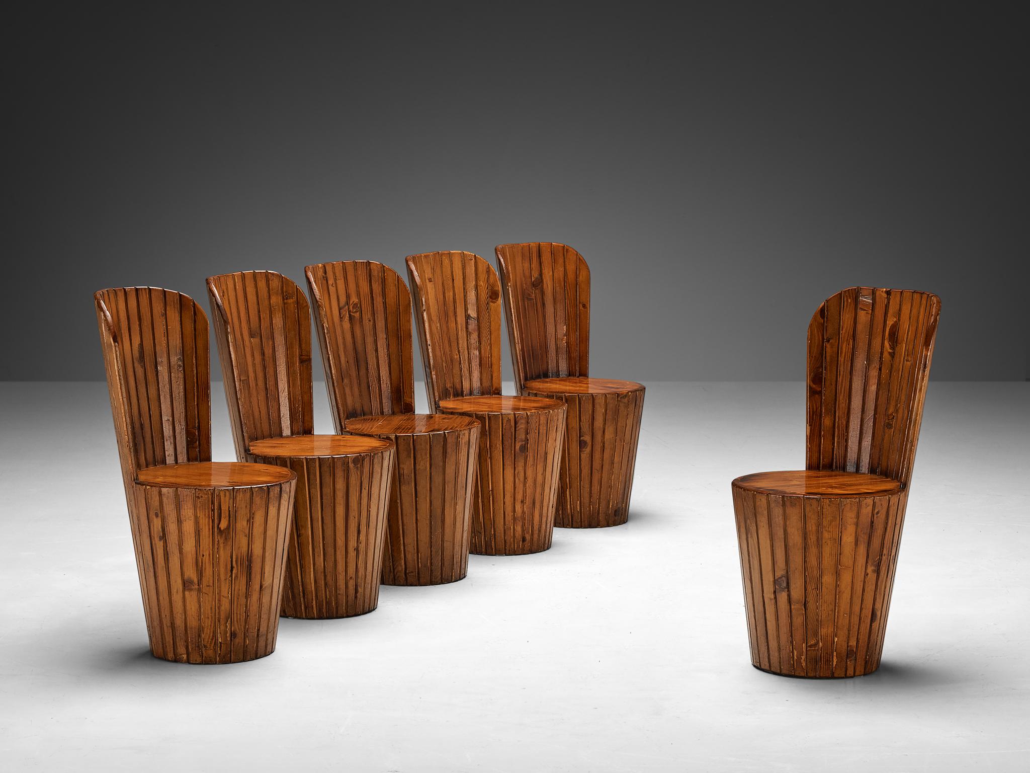 Ensemble de six chaises de salle à manger en pin, Italie, années 1960

La taille importante, l'utilisation de matériaux particuliers et les superbes sculptures se combinent pour former un ensemble exceptionnel, parfait pour tous ceux qui cherchent à