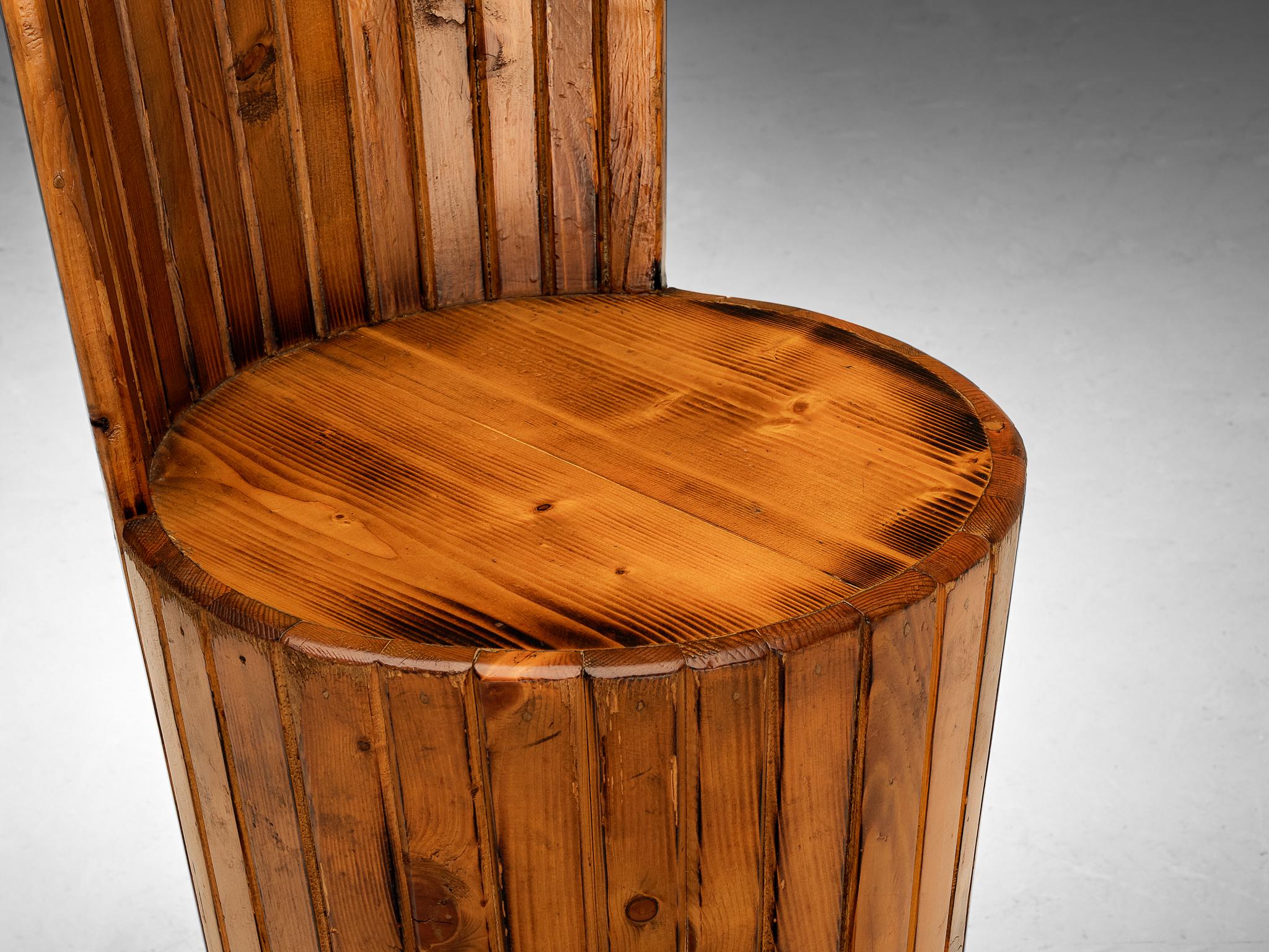 Mid-Century Modern Ensemble naturaliste italien de six chaises de salle à manger en pin en vente