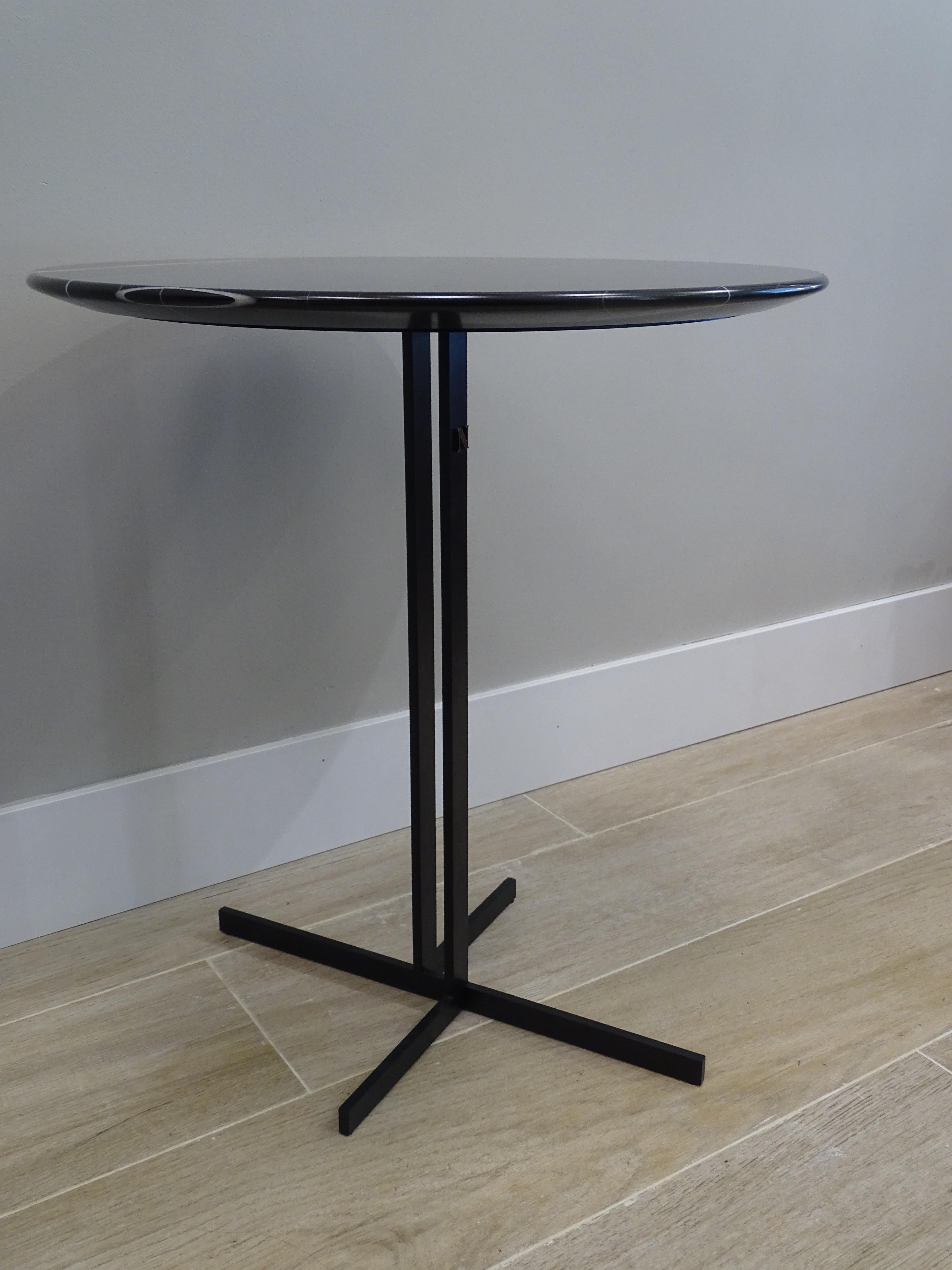 XXIe siècle et contemporain Table basse noire italienne Natuzzi   Table d'appoint Sahara Noir en vente